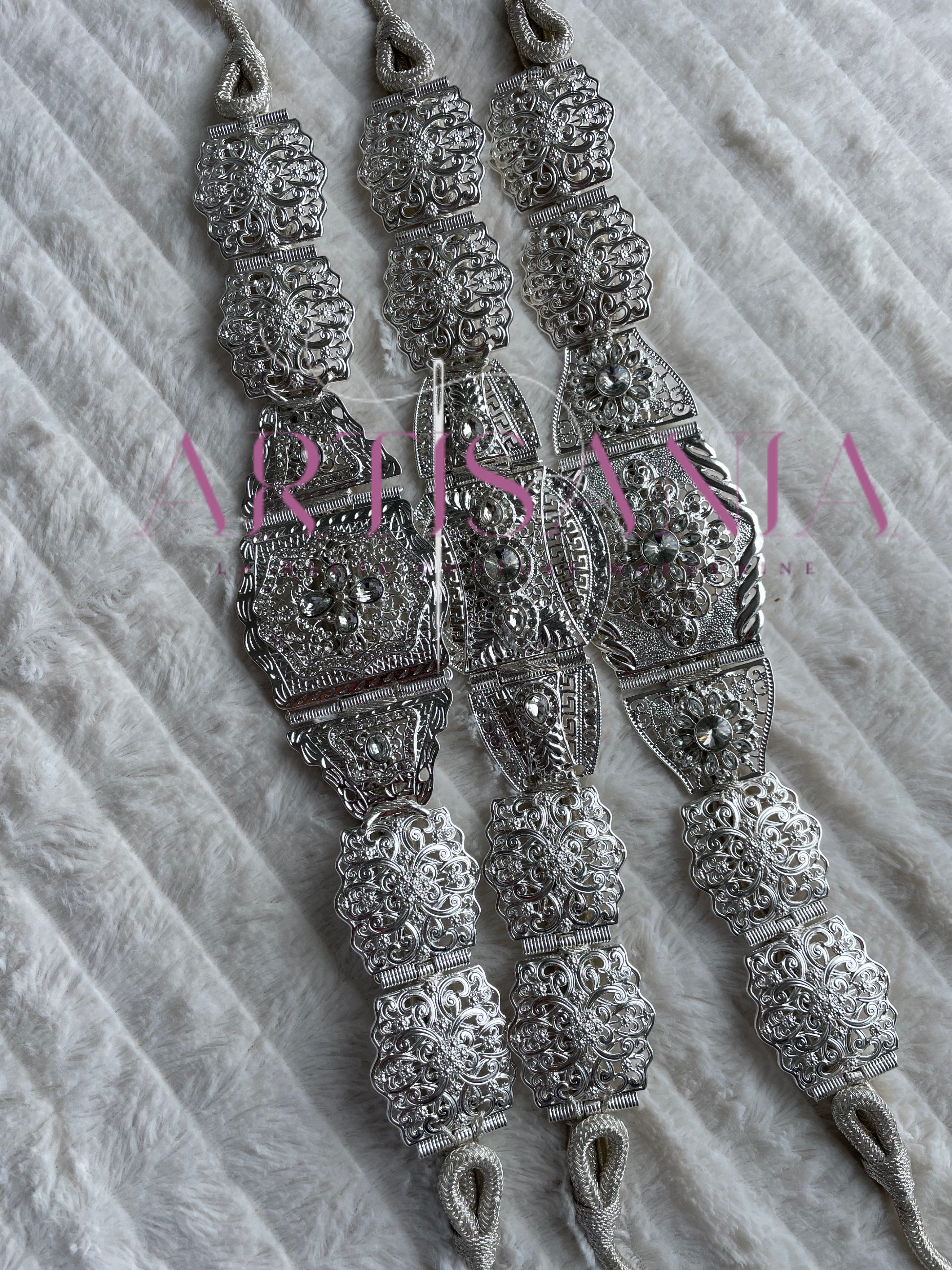 Des ceintures argentées