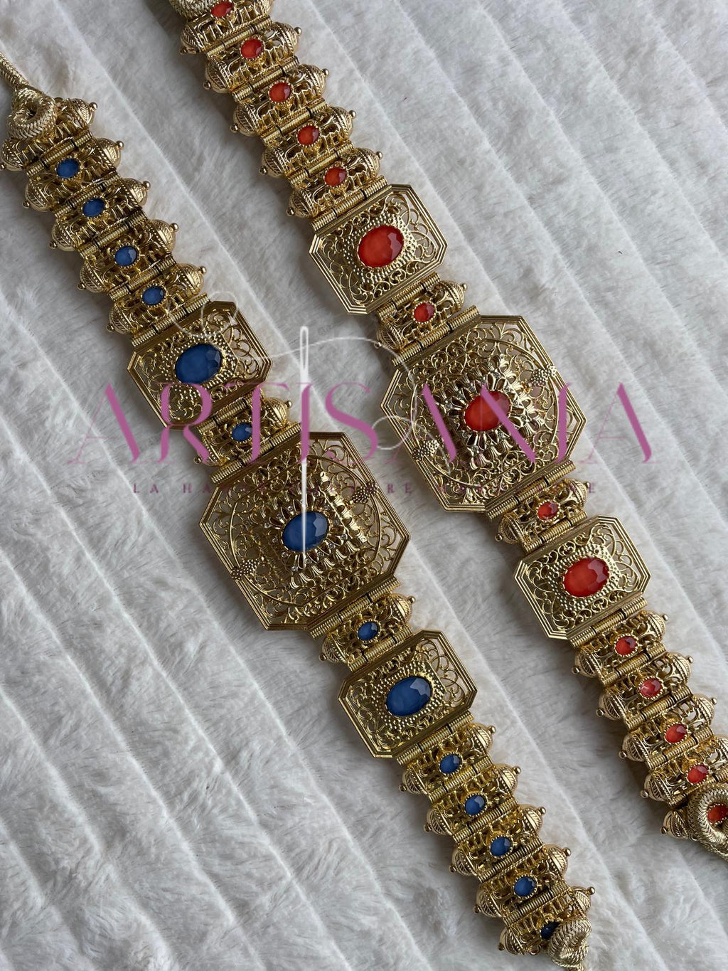 Ceinture métallique dorée ajustable - avec une subtile touche de couleur ✨🩵