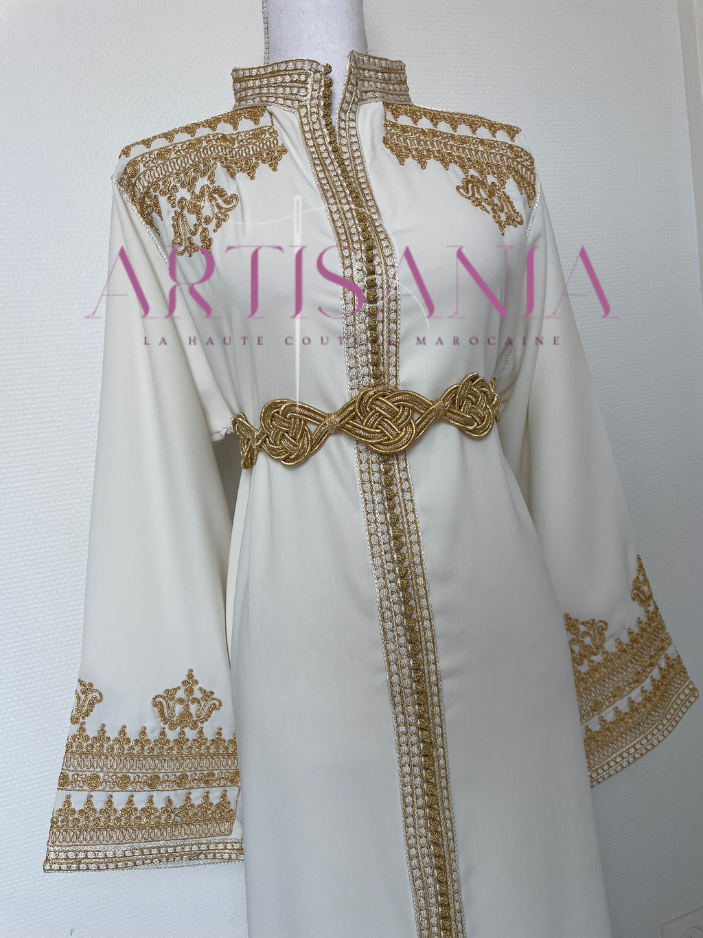 Caftan marocain col officier avec une touche doré - modèle Selma ✨
