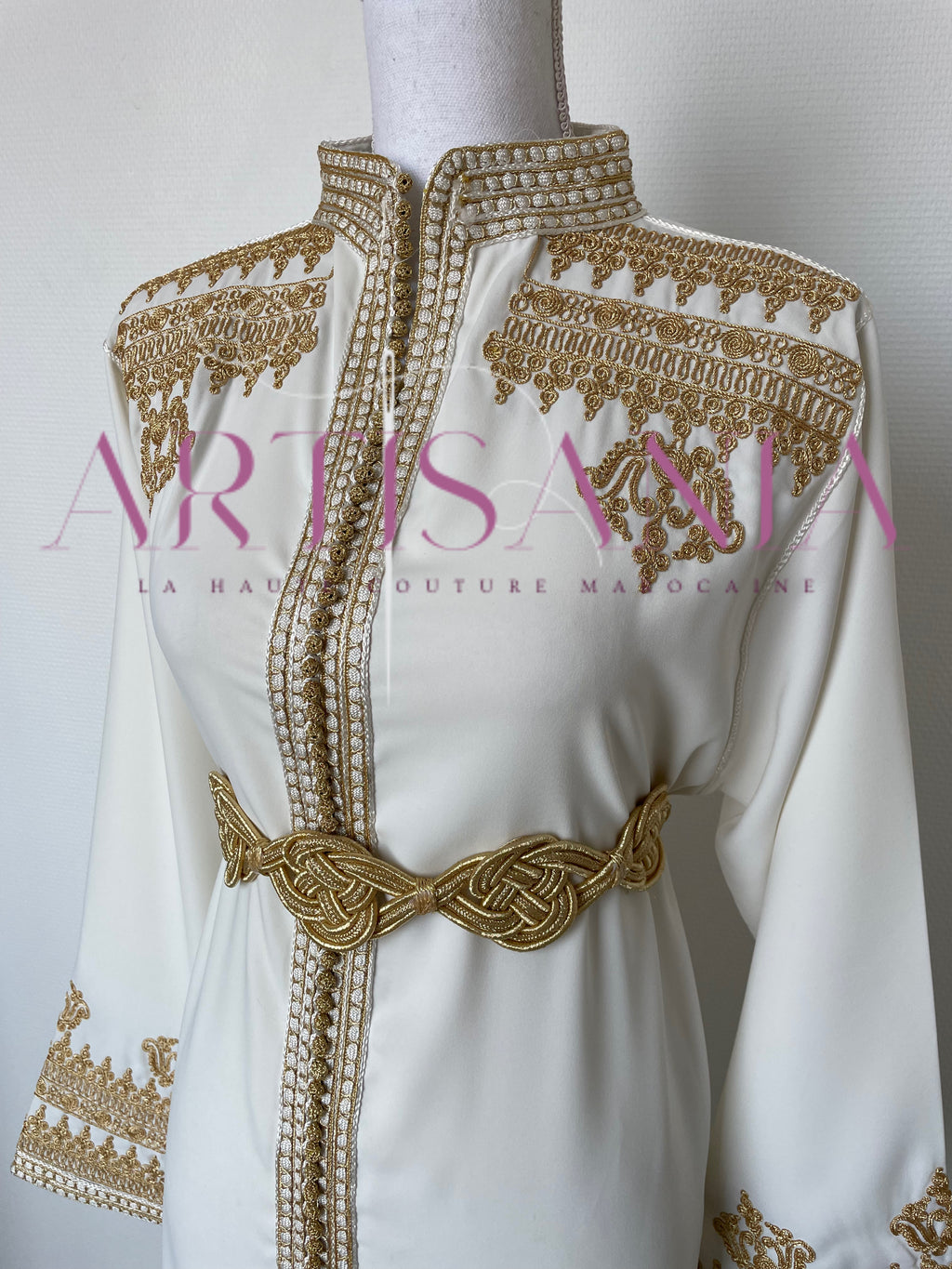 Caftan marocain col officier avec une touche doré - modèle Selma ✨