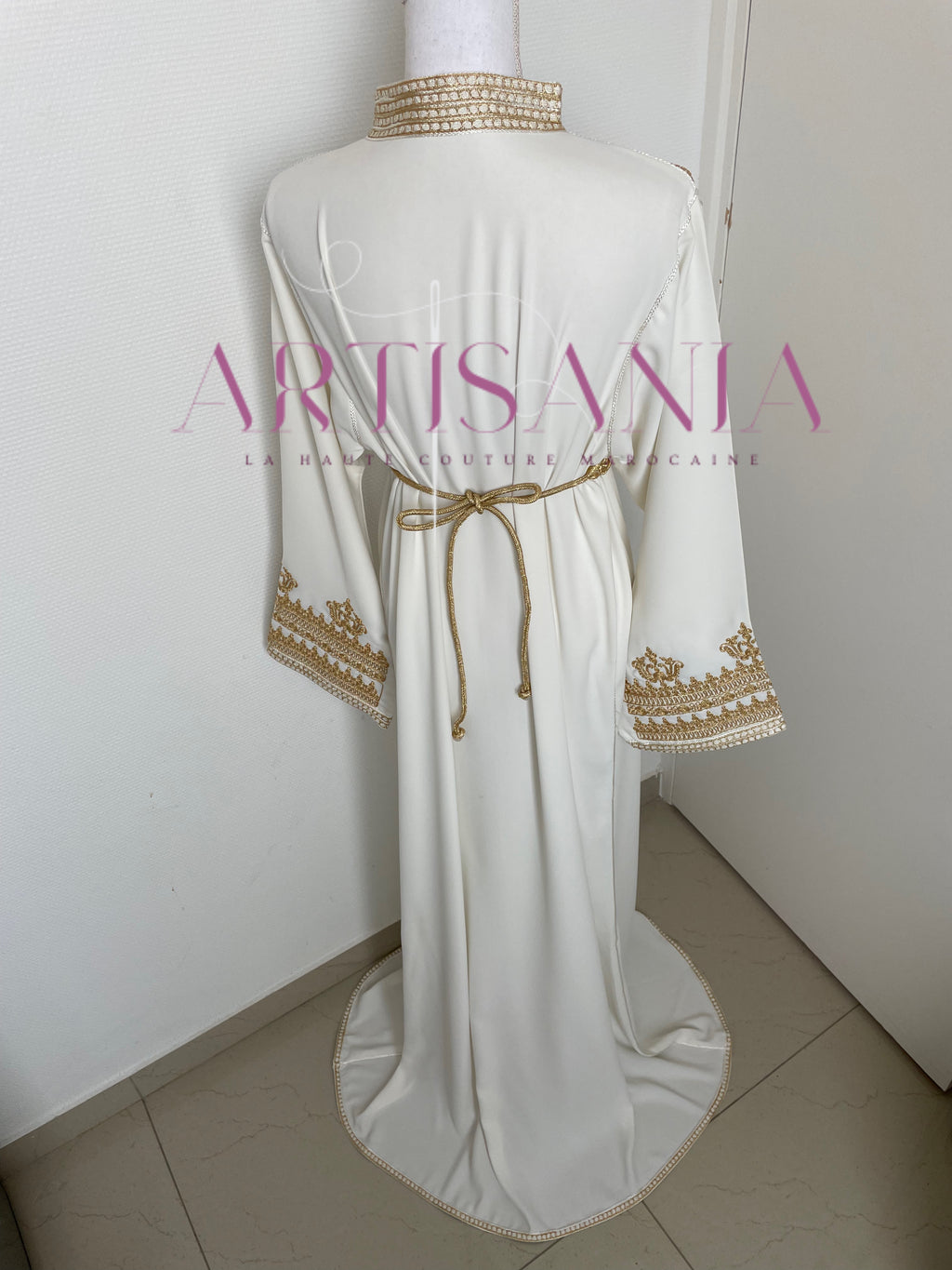 Caftan marocain col officier avec une touche doré - modèle Selma ✨