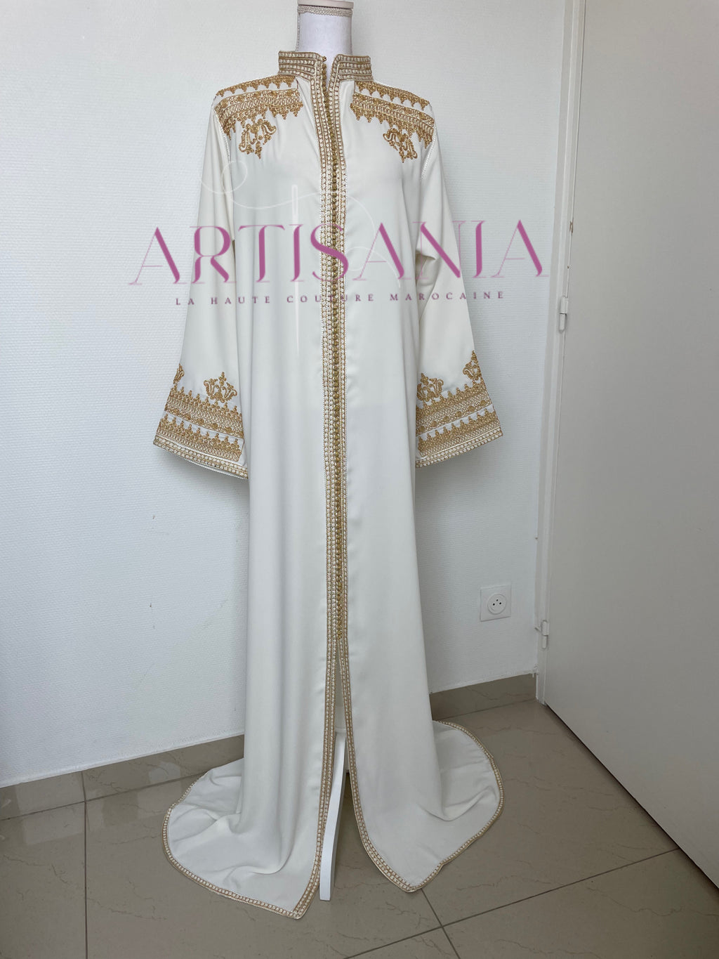 Caftan marocain col officier avec une touche doré - modèle Selma ✨