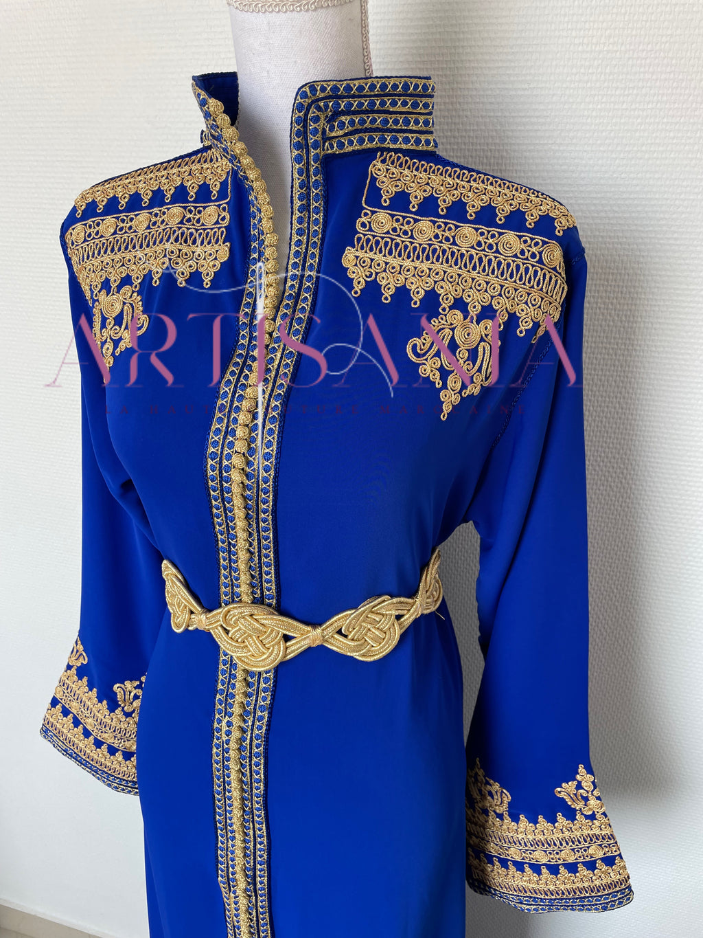 Caftan marocain col officier avec une touche doré - modèle Selma ✨