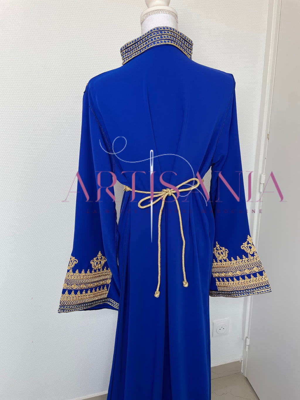 Caftan marocain col officier avec une touche doré - modèle Selma ✨
