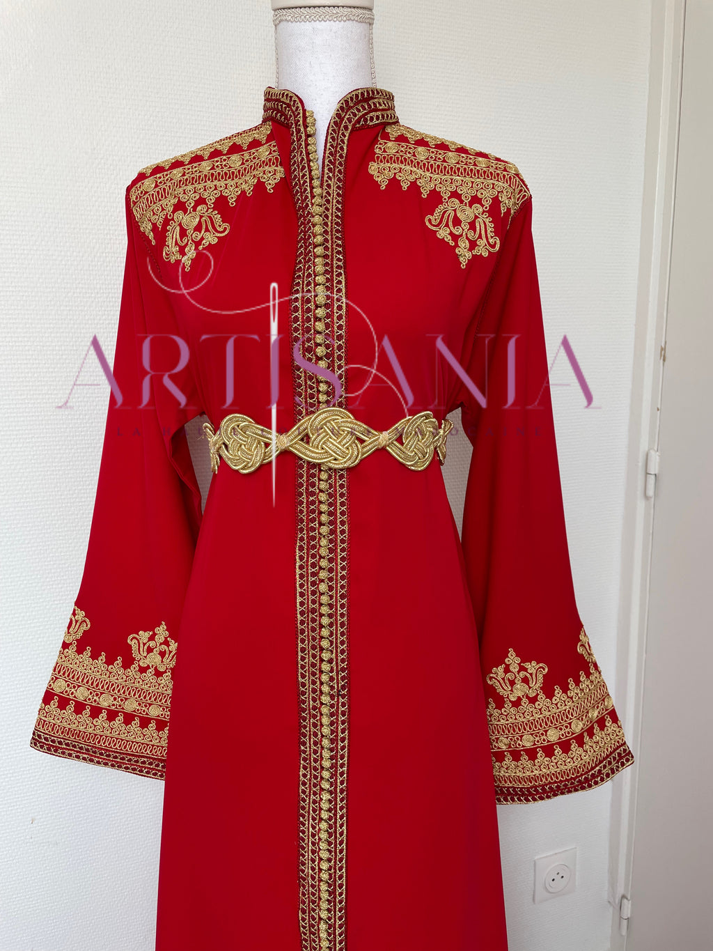 Caftan marocain col officier avec une touche doré - modèle Selma ✨