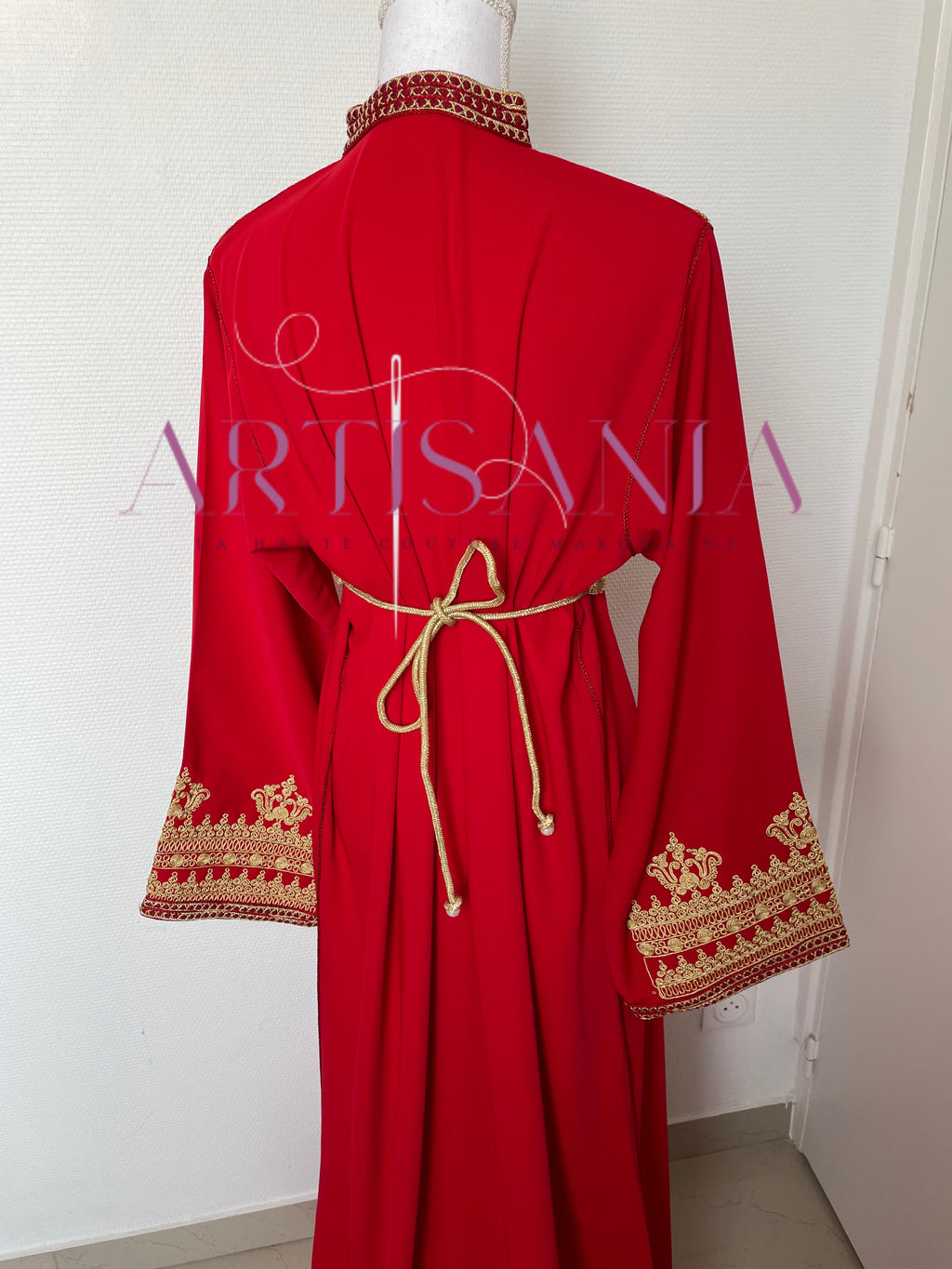 Caftan marocain col officier avec une touche doré - modèle Selma ✨