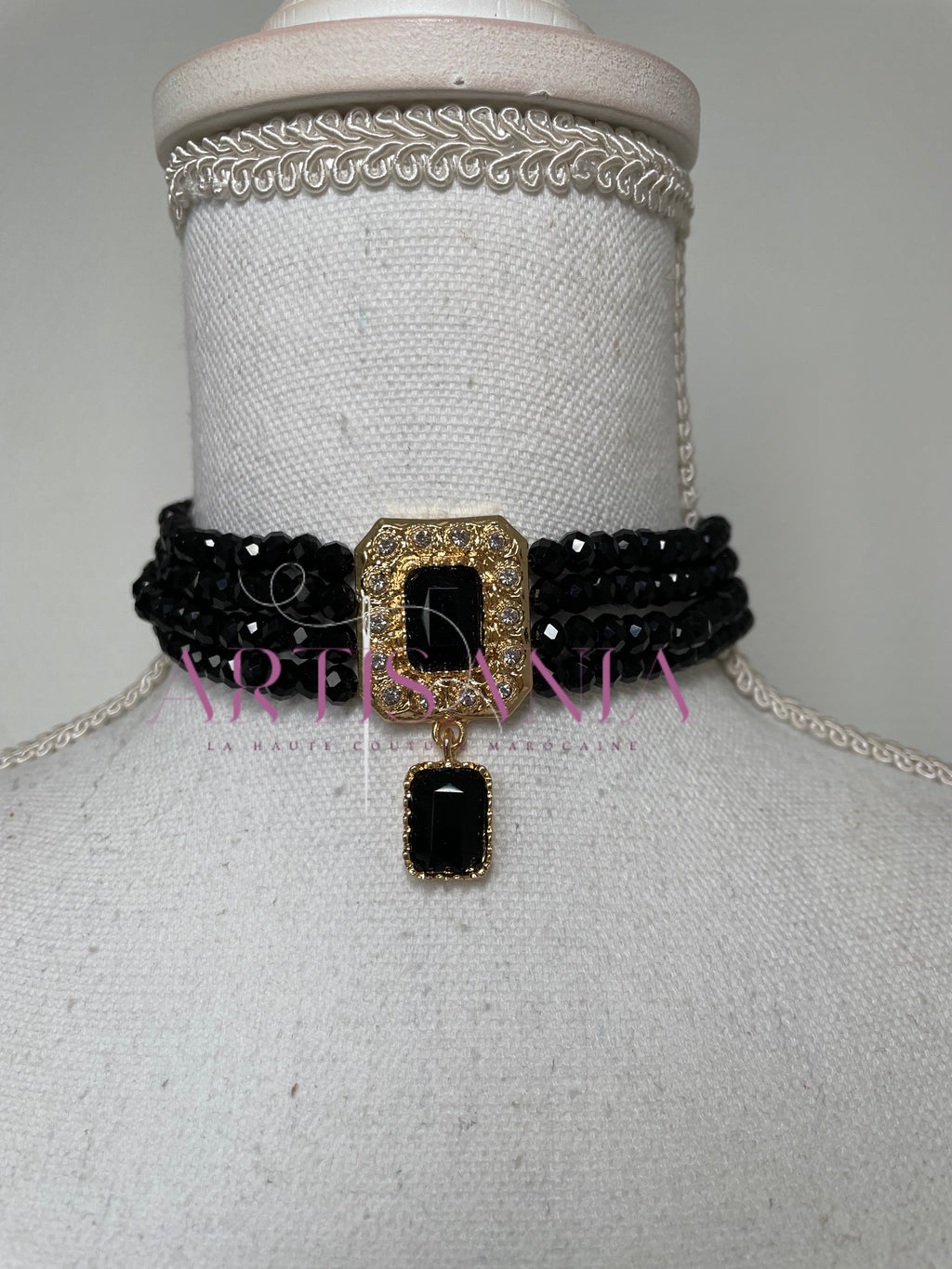 Collier ras de cou – la touche qui manquait à votre tenue ! 😍✨