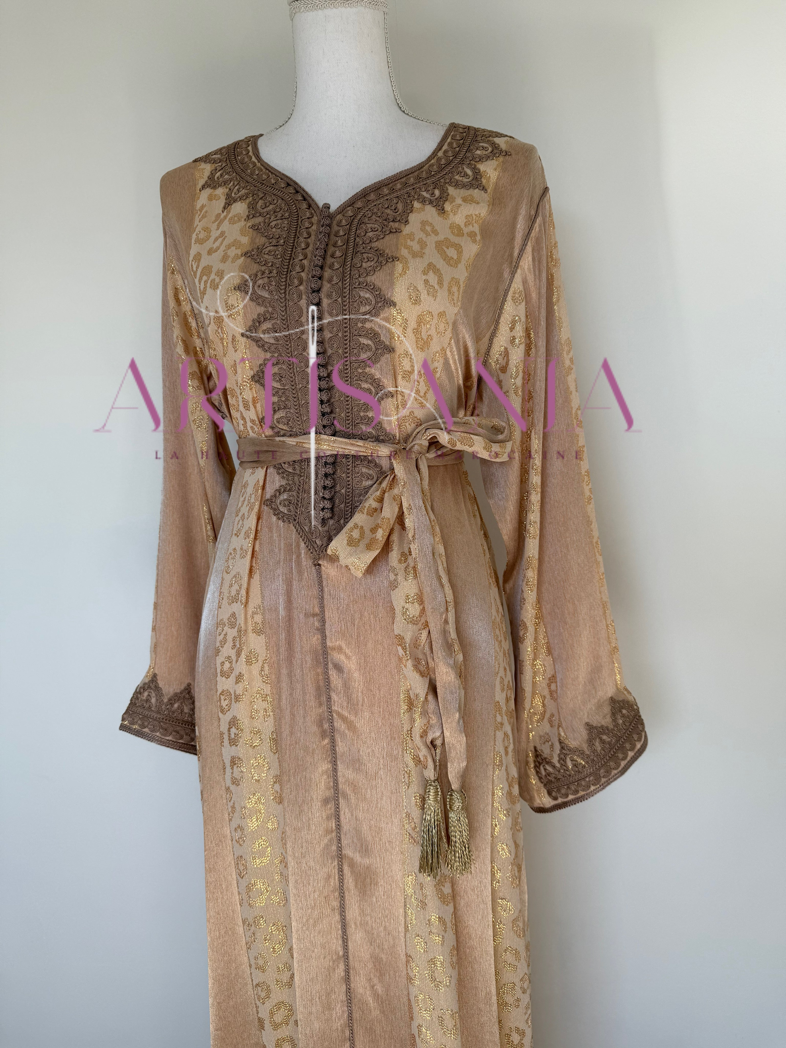 Caftan traditionnel marocain confectionné en tissu Jawhara - Modèle Sahra ✨