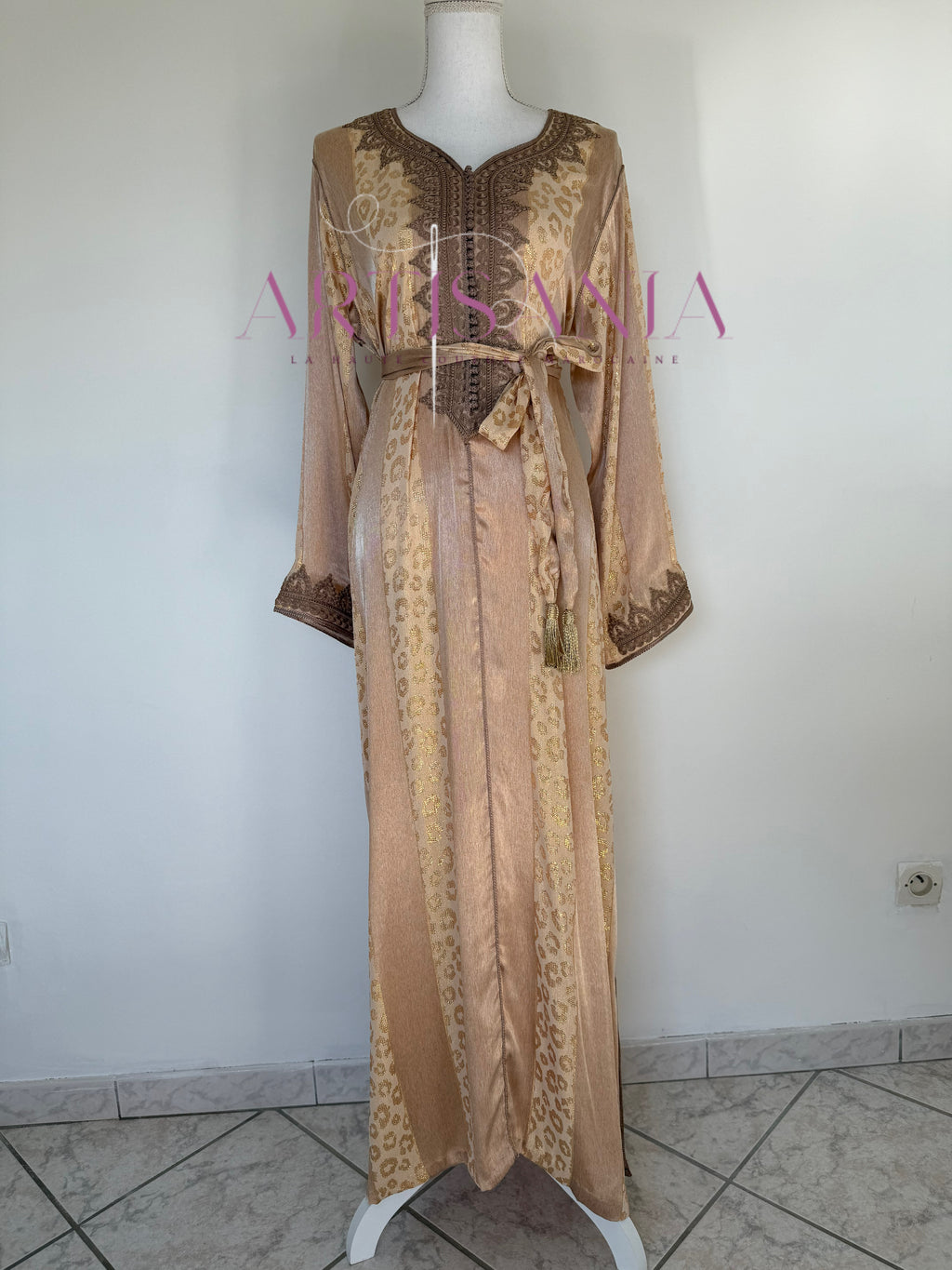 Caftan traditionnel marocain confectionné en tissu Jawhara - Modèle Sahra ✨