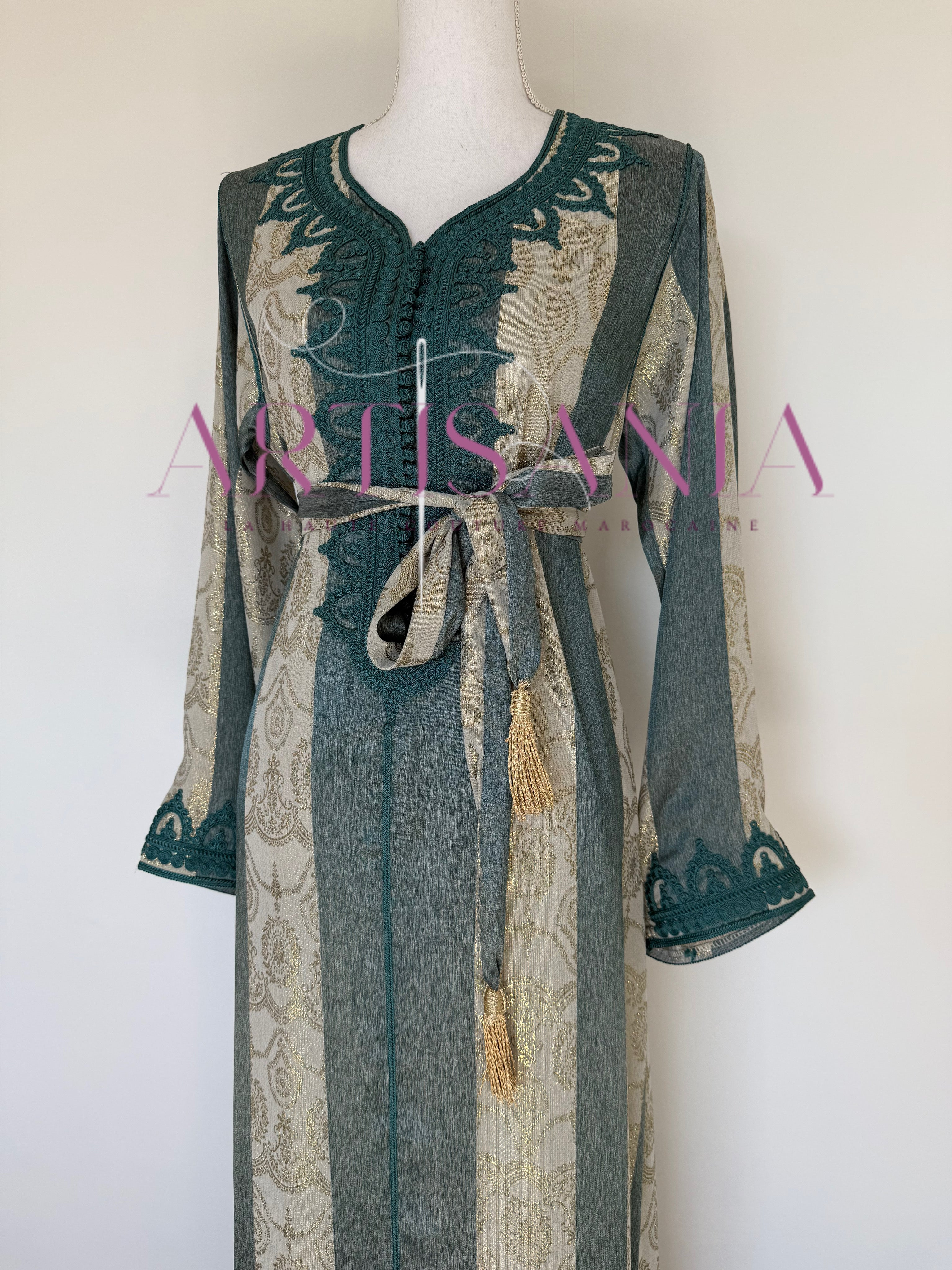 Caftan traditionnel marocain confectionné en tissu Jawhara - Modèle Sahra ✨