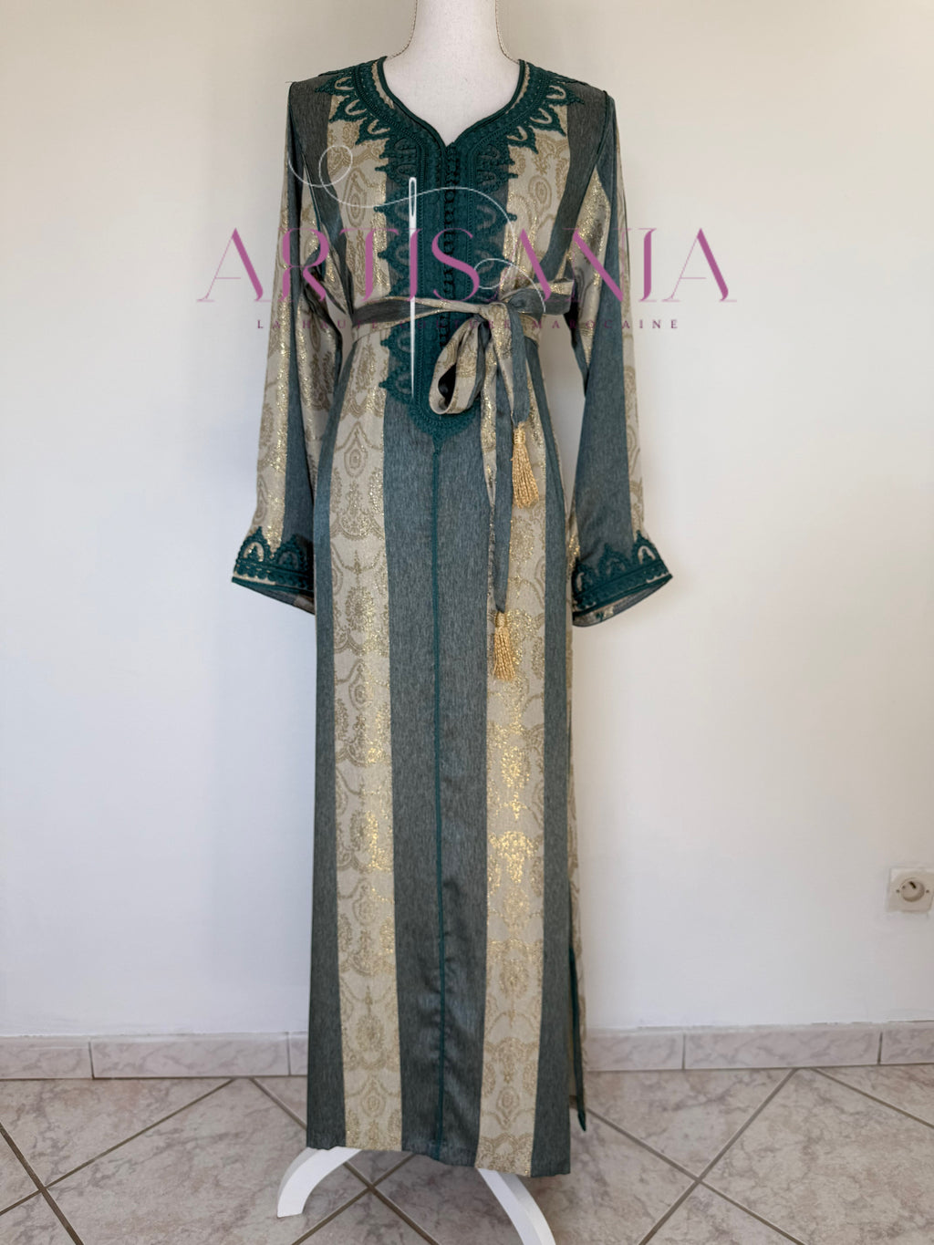 Caftan traditionnel marocain confectionné en tissu Jawhara - Modèle Sahra ✨
