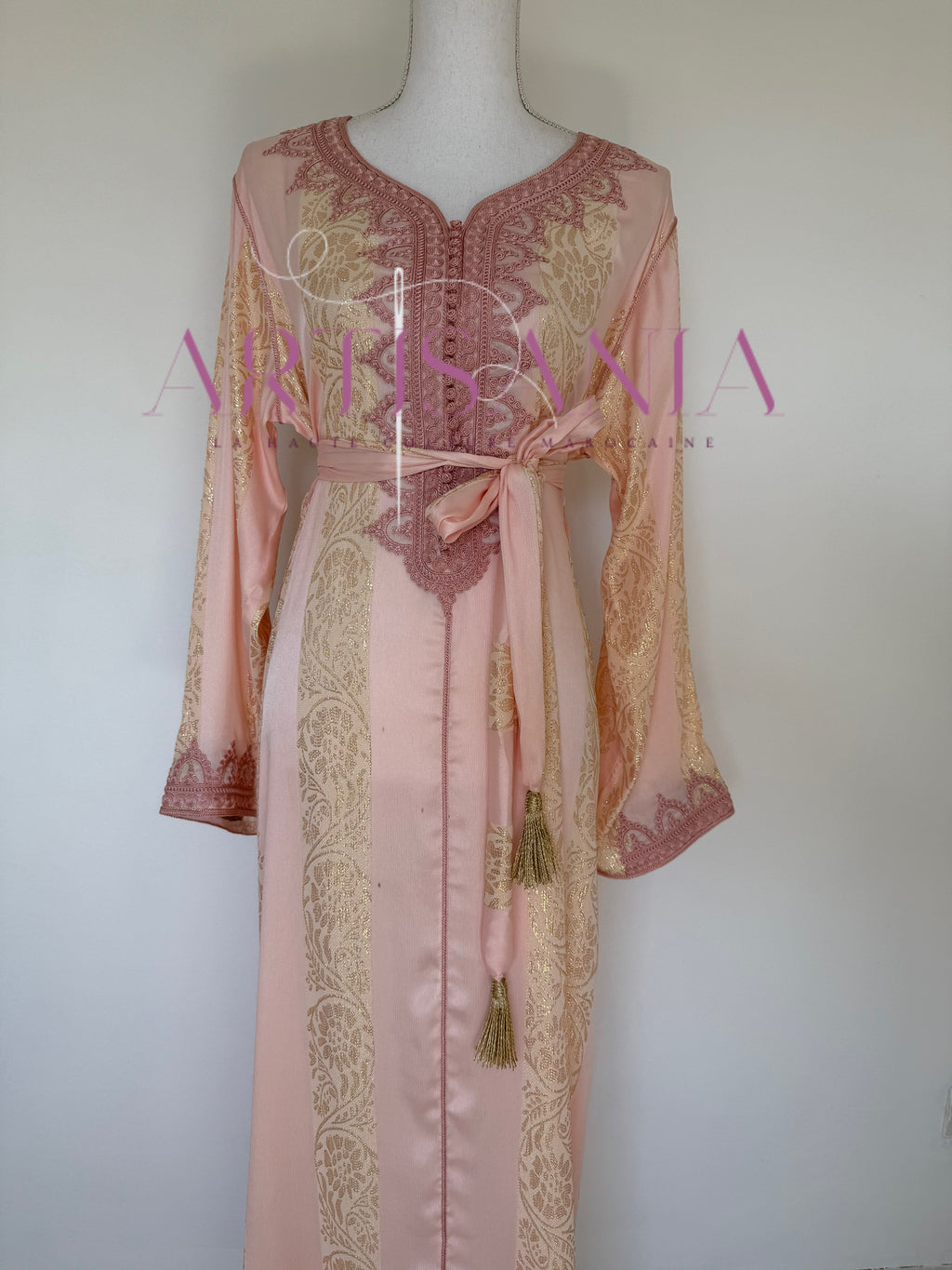 Caftan traditionnel marocain confectionné en tissu Jawhara - Modèle Sahra ✨