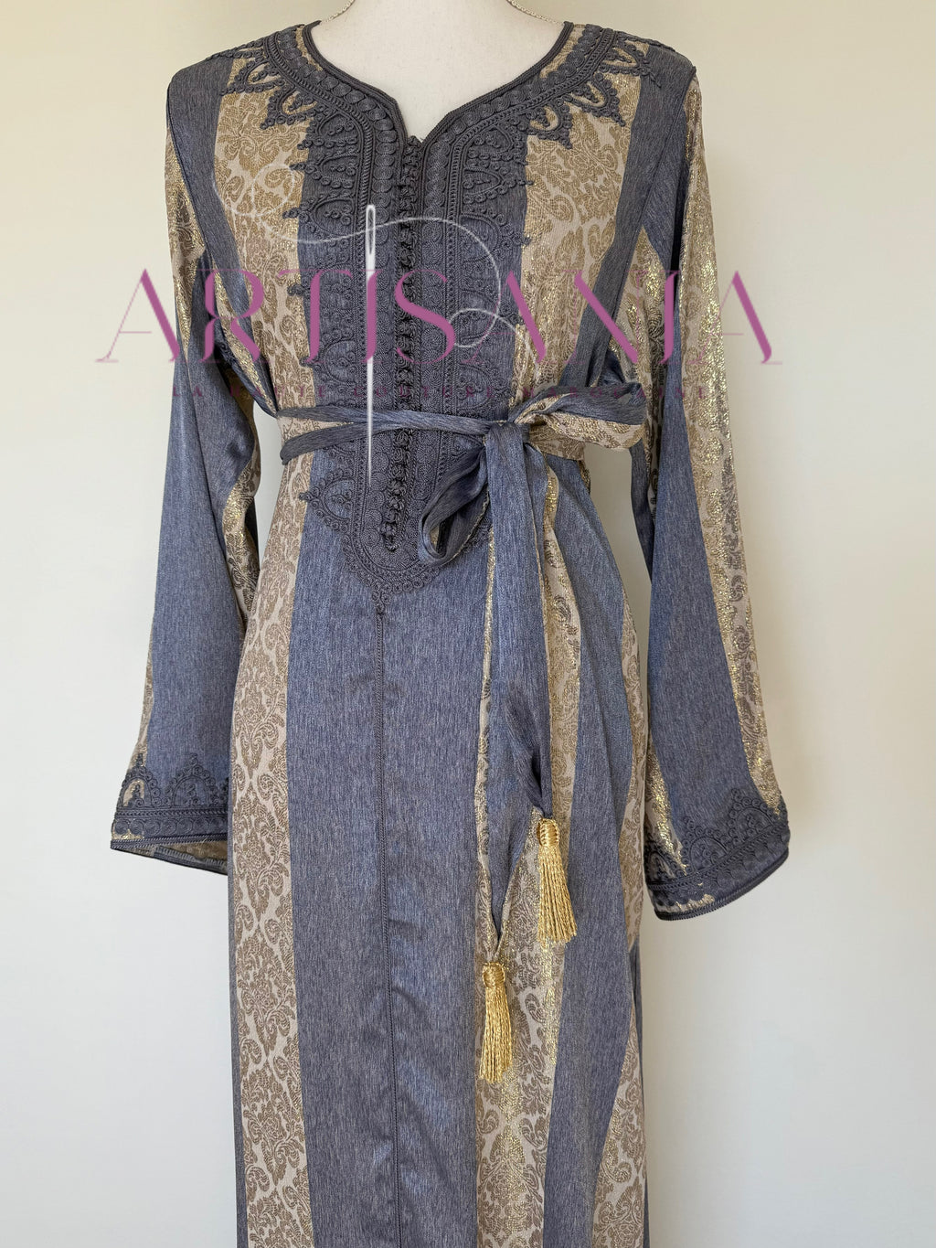 Caftan traditionnel marocain confectionné en tissu Jawhara - Modèle Sahra ✨