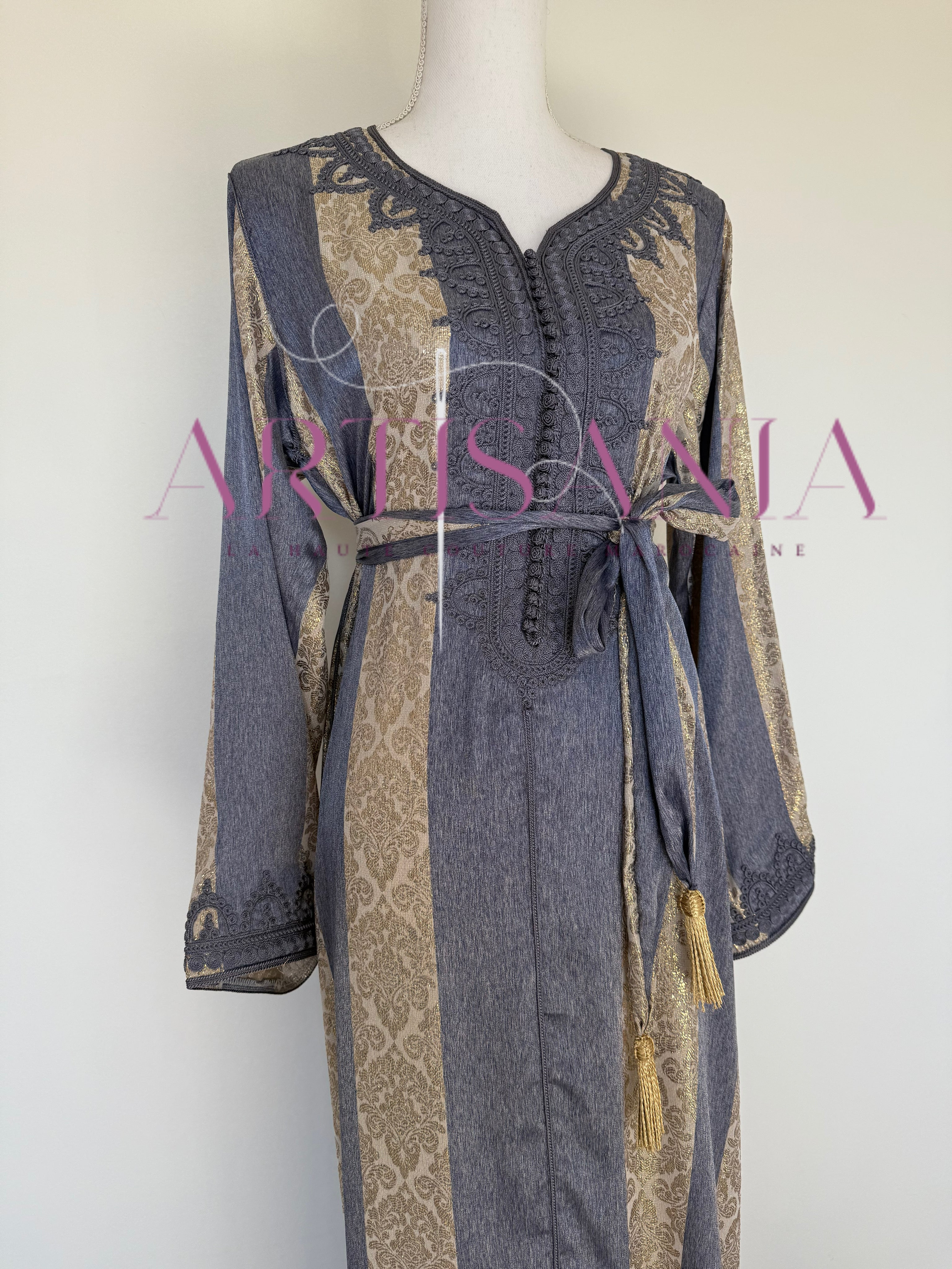 Caftan traditionnel marocain confectionné en tissu Jawhara - Modèle Sahra ✨