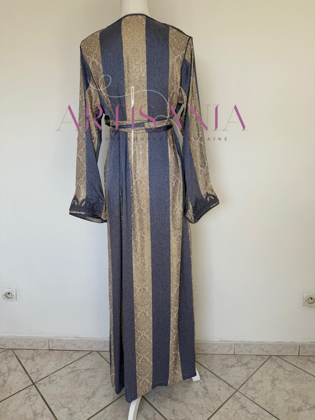 Caftan traditionnel marocain confectionné en tissu Jawhara - Modèle Sahra ✨