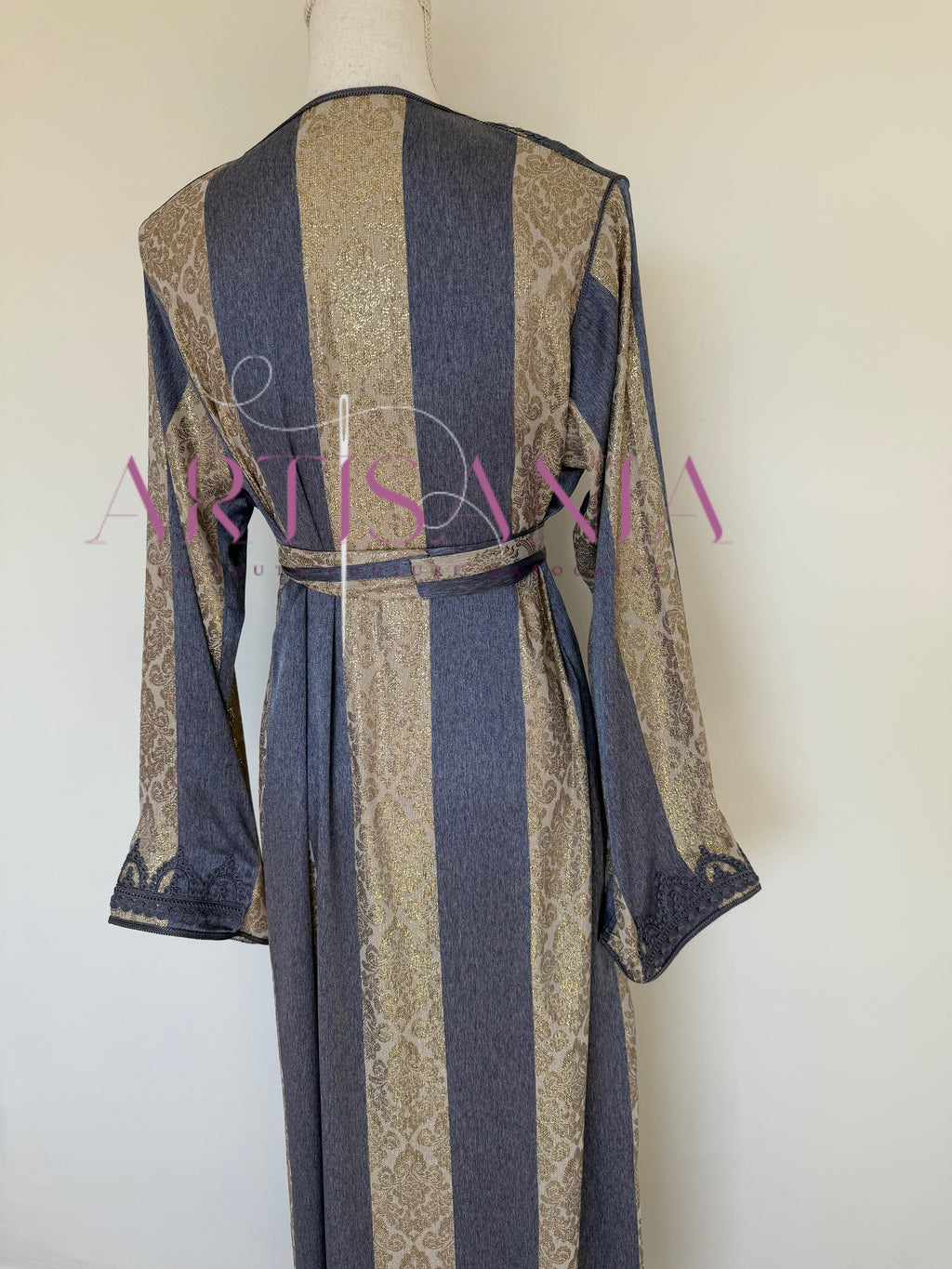 Caftan traditionnel marocain confectionné en tissu Jawhara - Modèle Sahra ✨