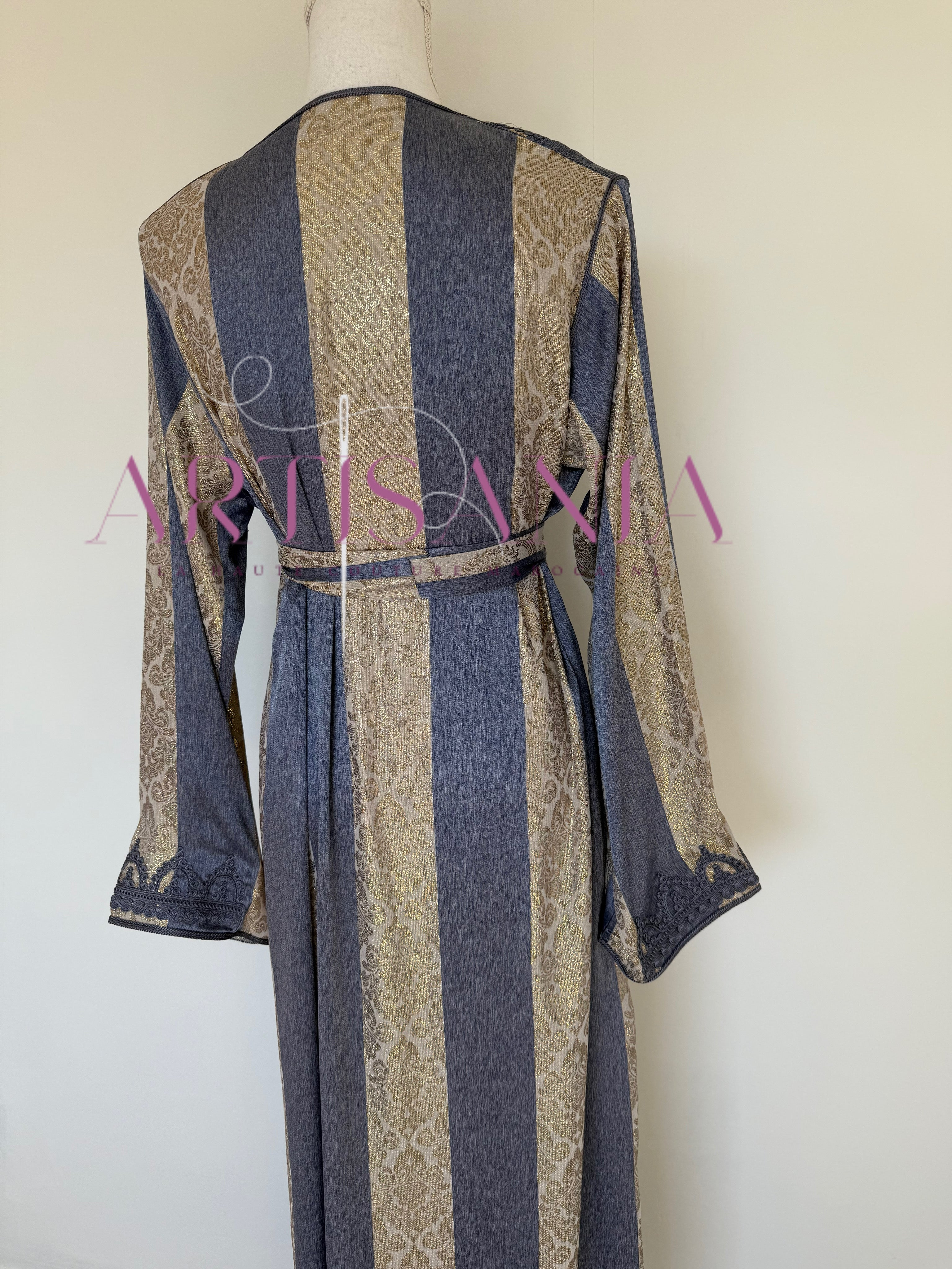 Caftan traditionnel marocain confectionné en tissu Jawhara - Modèle Sahra ✨