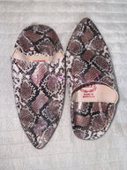 Babouche marocaine traditionnelle modèle Ghenon - motifs piton rose et blanc