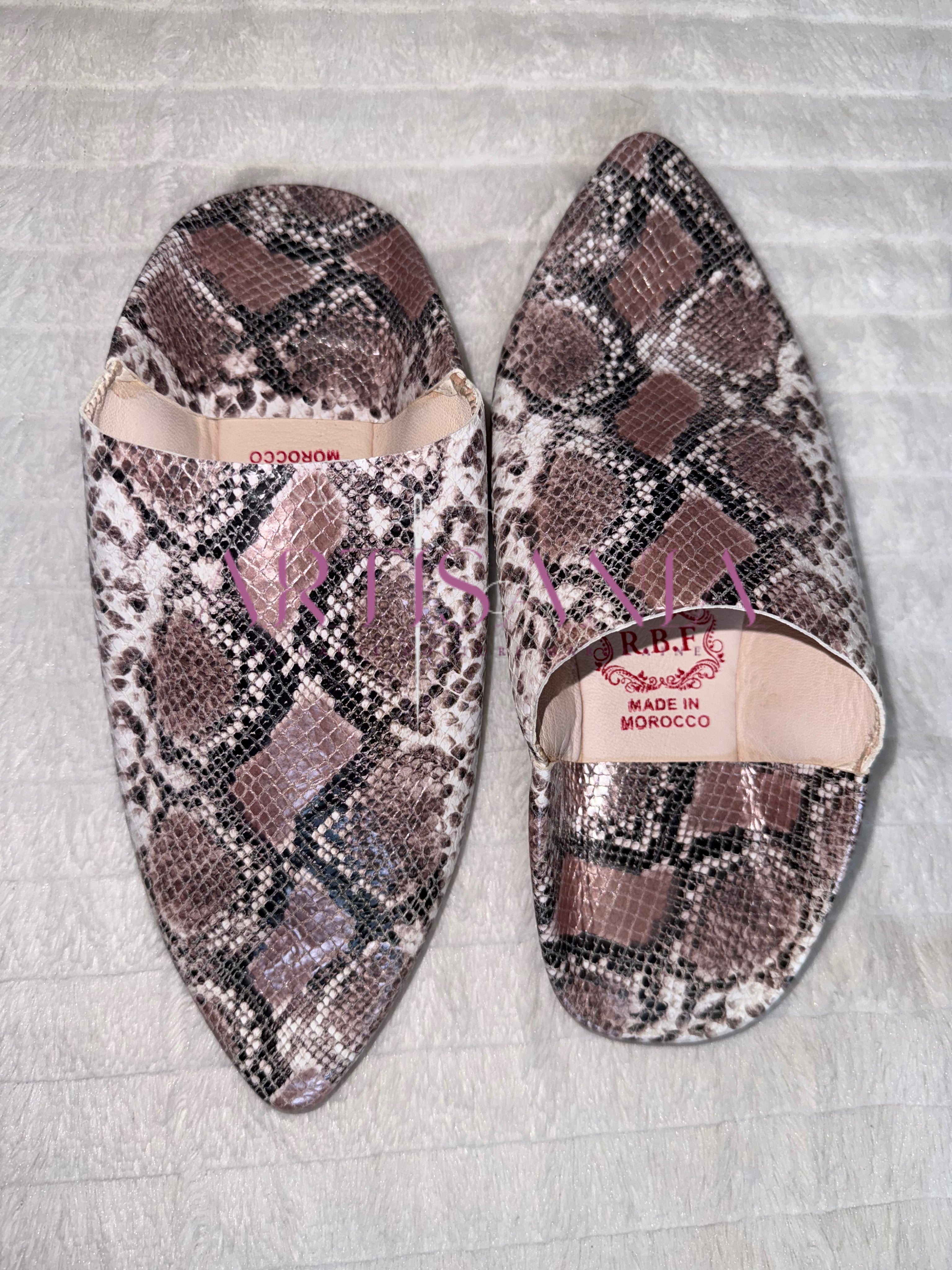 Babouche marocaine traditionnelle modèle Ghenon - motifs piton rose et blanc