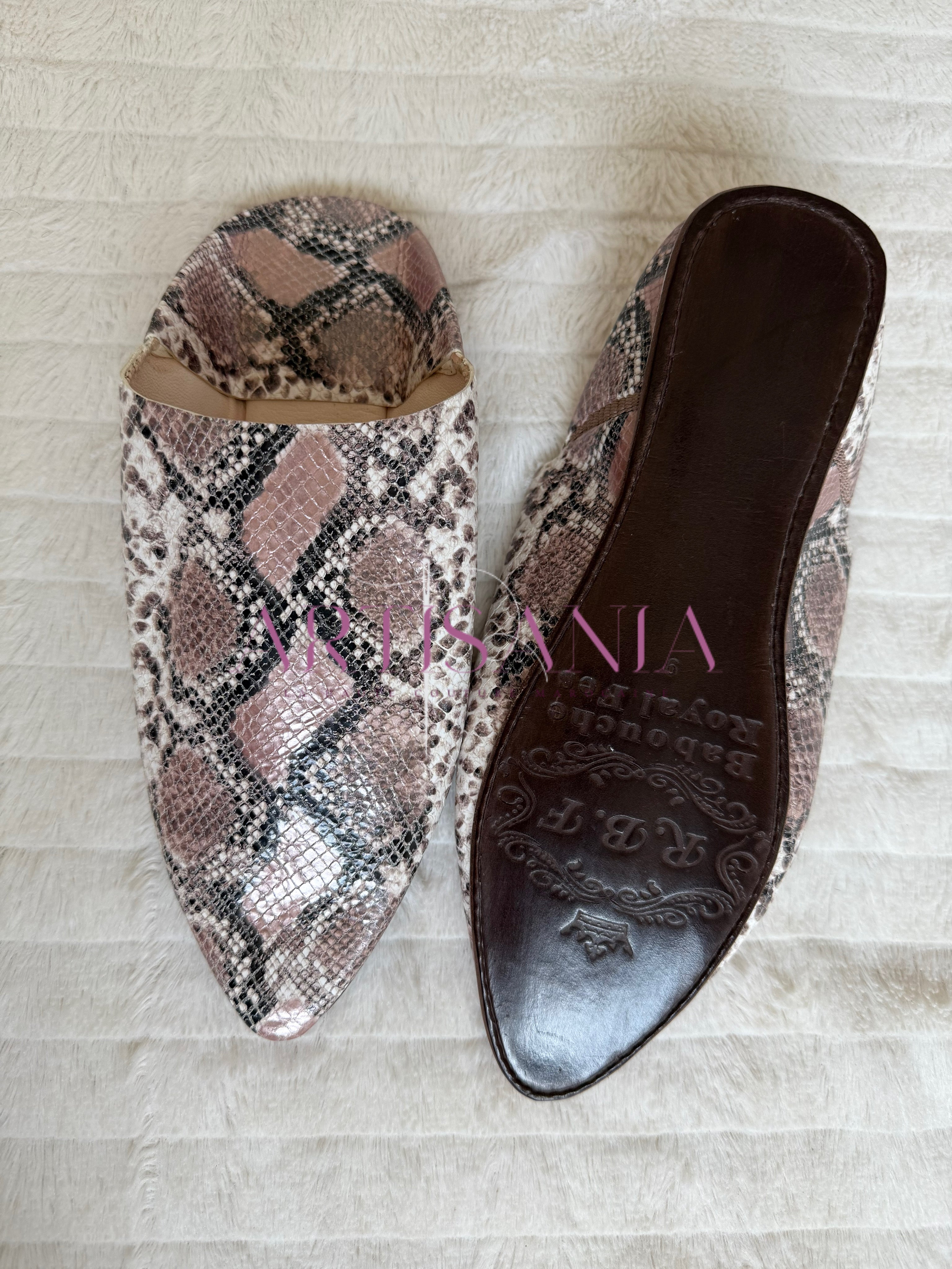 Babouche marocaine traditionnelle modèle Ghenon - motifs piton rose et blanc