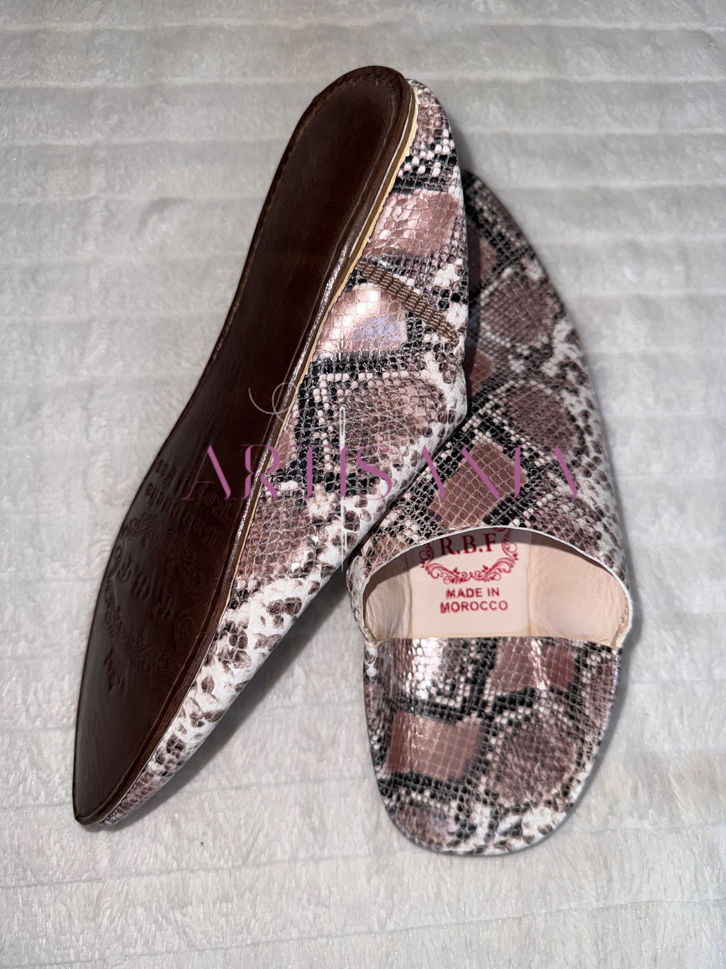 Babouche marocaine traditionnelle modèle Ghenon - motifs piton rose et blanc