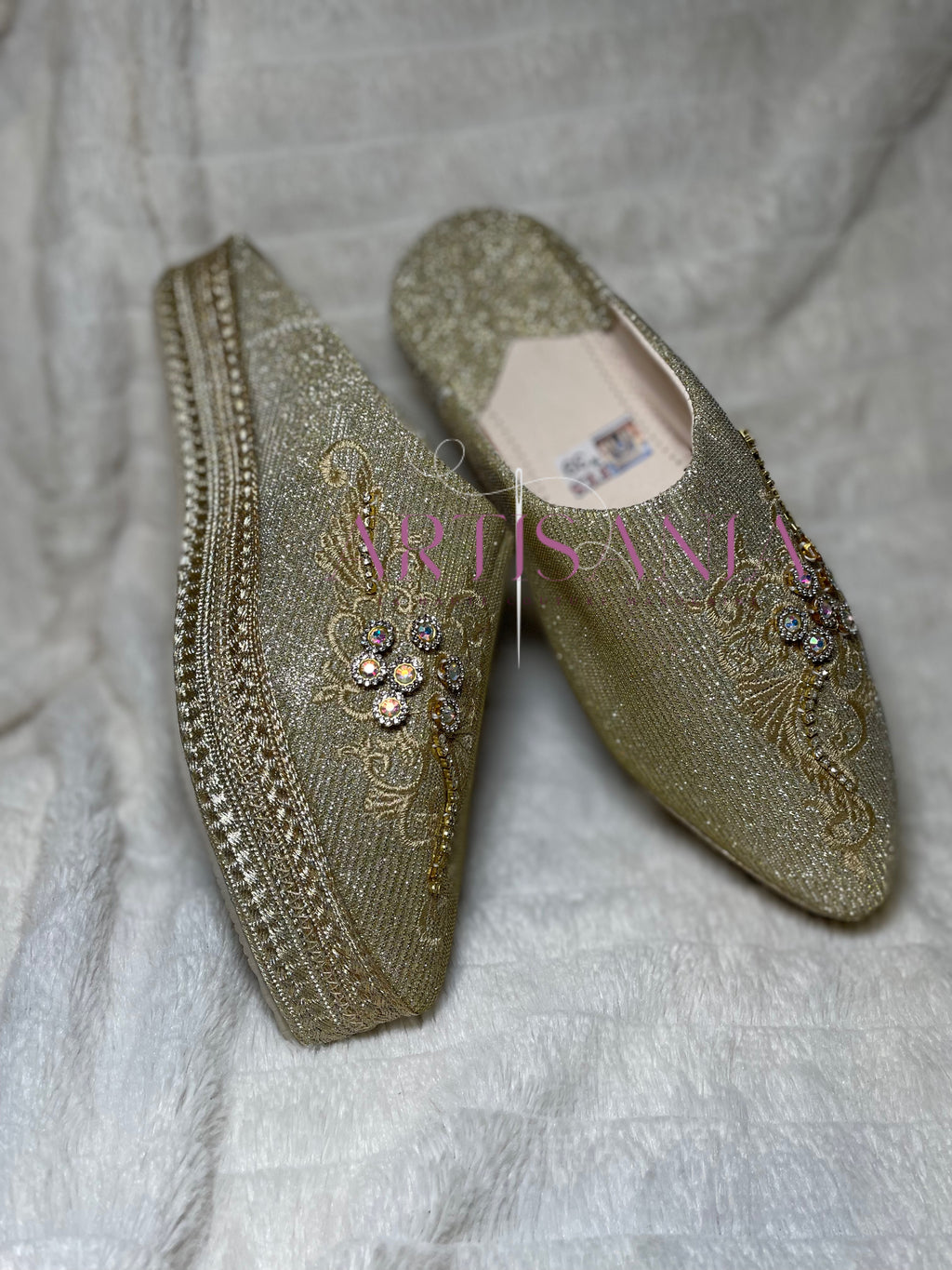 Babouche marocaine compensée dorée avec des paillettes – modèle Hakima ✨