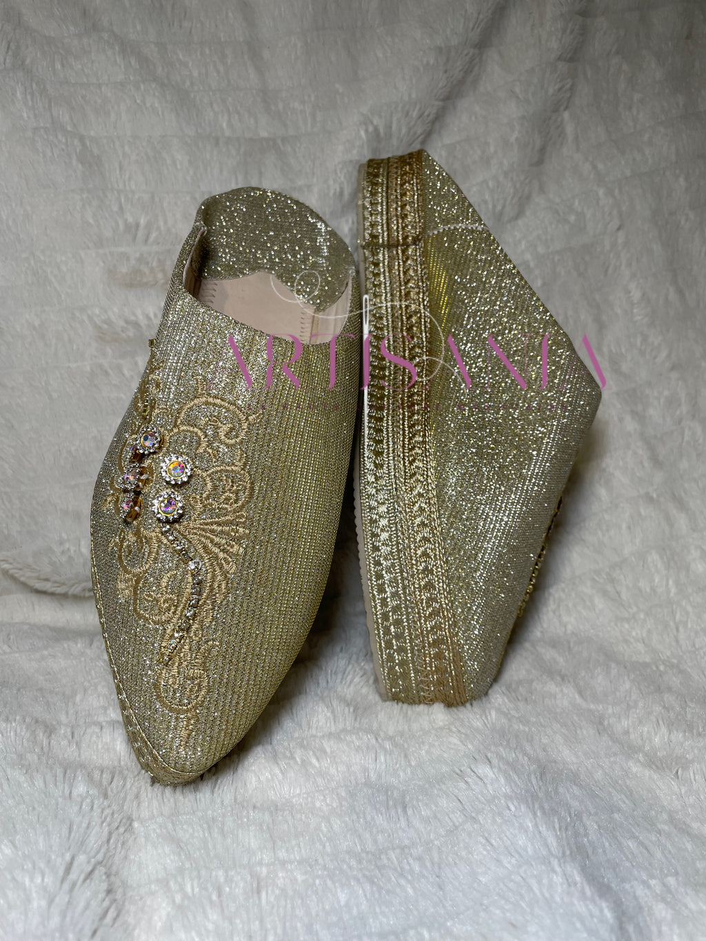 Babouche marocaine compensée dorée avec des paillettes – modèle Hakima ✨