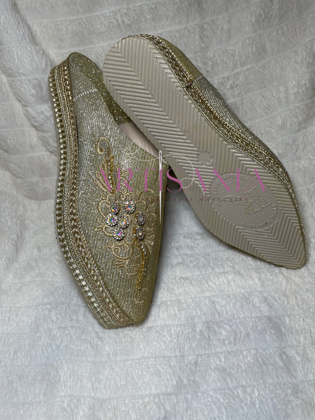 Babouche marocaine compensée dorée avec des paillettes – modèle Hakima ✨