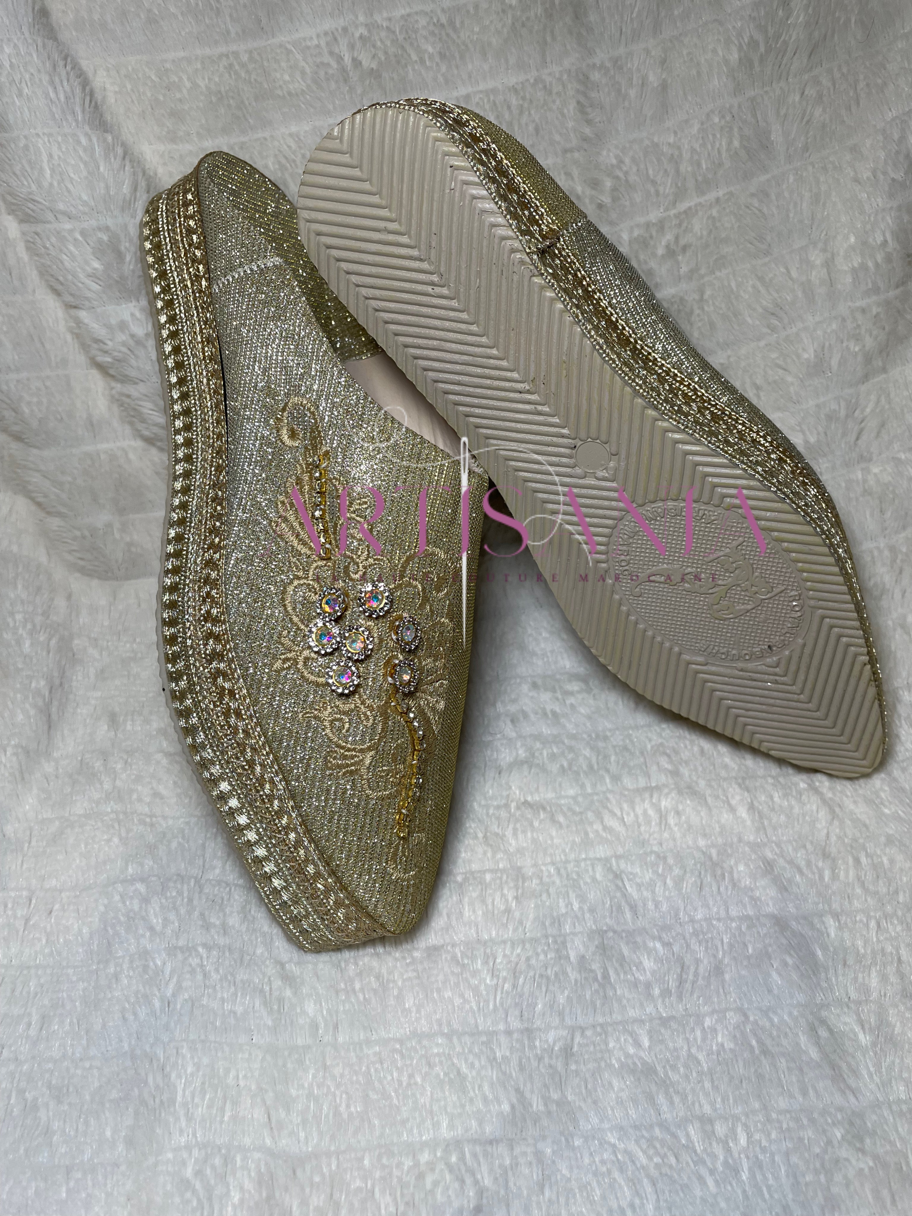 Babouche marocaine compensée dorée avec des paillettes – modèle Hakima ✨
