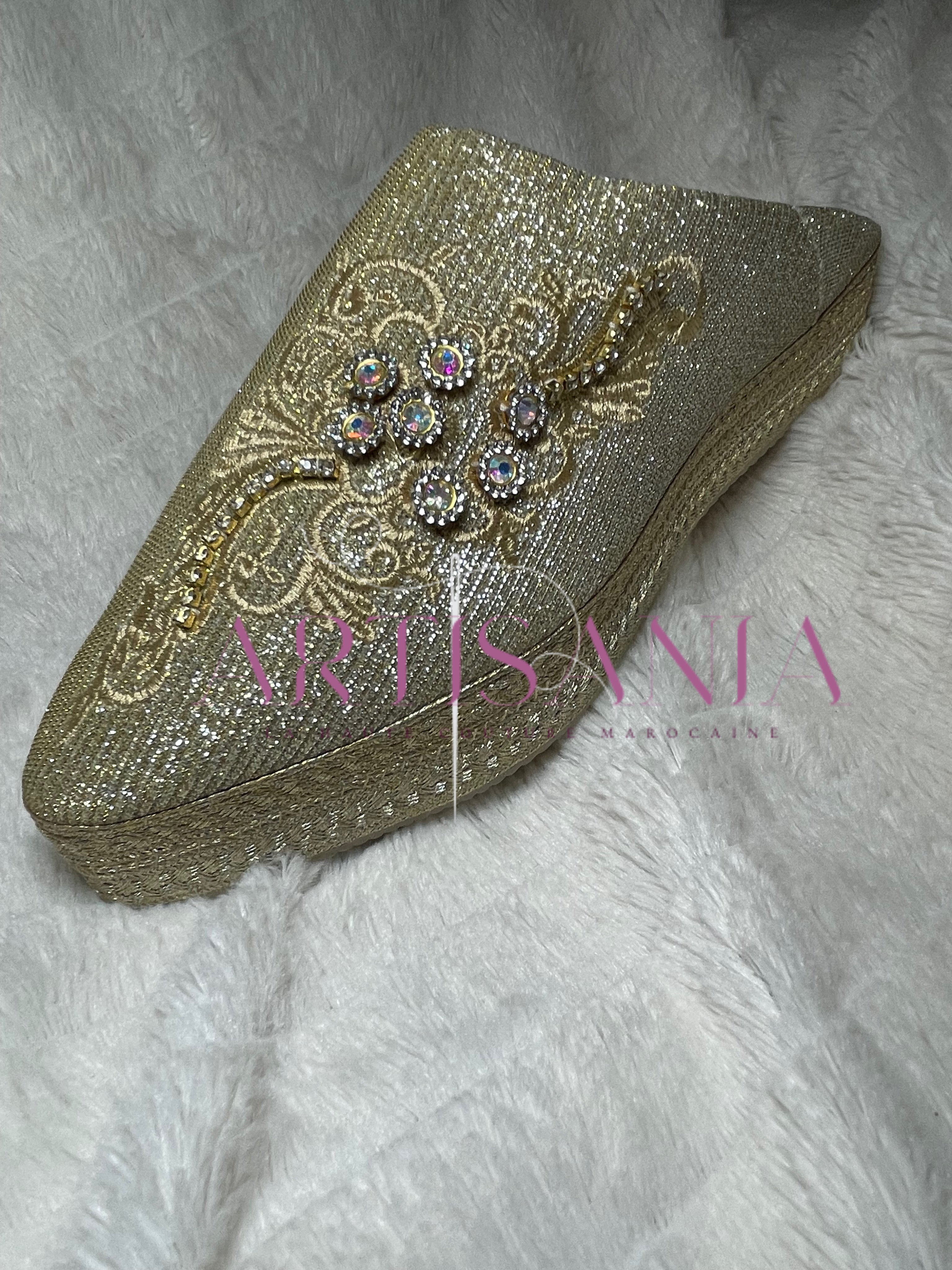 Babouche marocaine compensée dorée avec des paillettes – modèle Hakima ✨