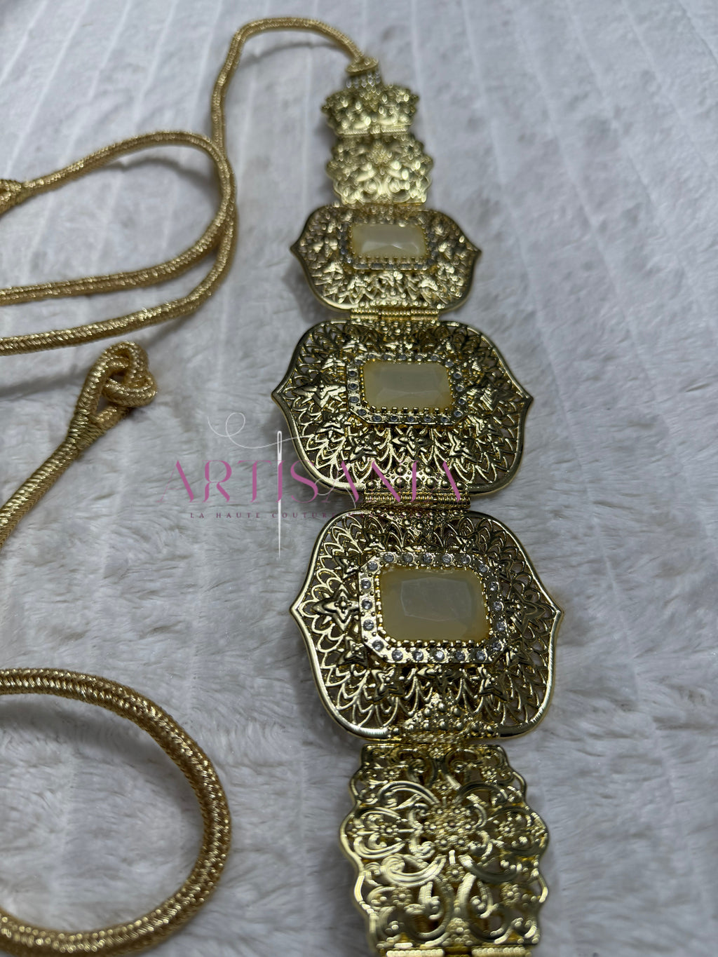 Ceinture métallique dorée ajustable - avec une subtile touche de couleur ✨🩵