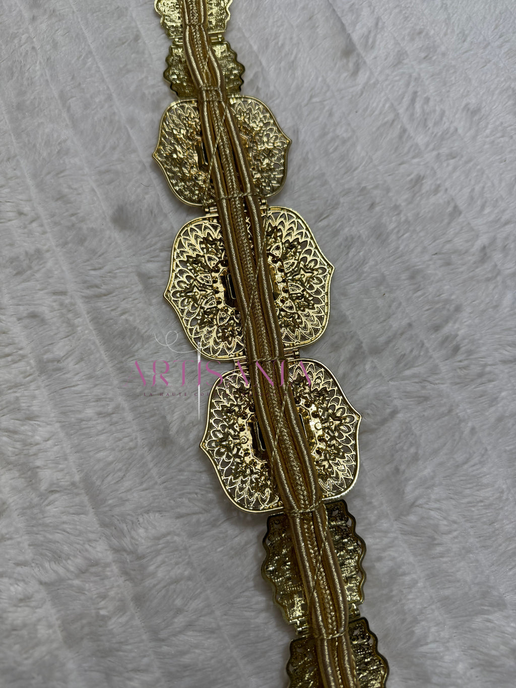 Ceinture métallique dorée ajustable - avec une subtile touche de couleur ✨🩵
