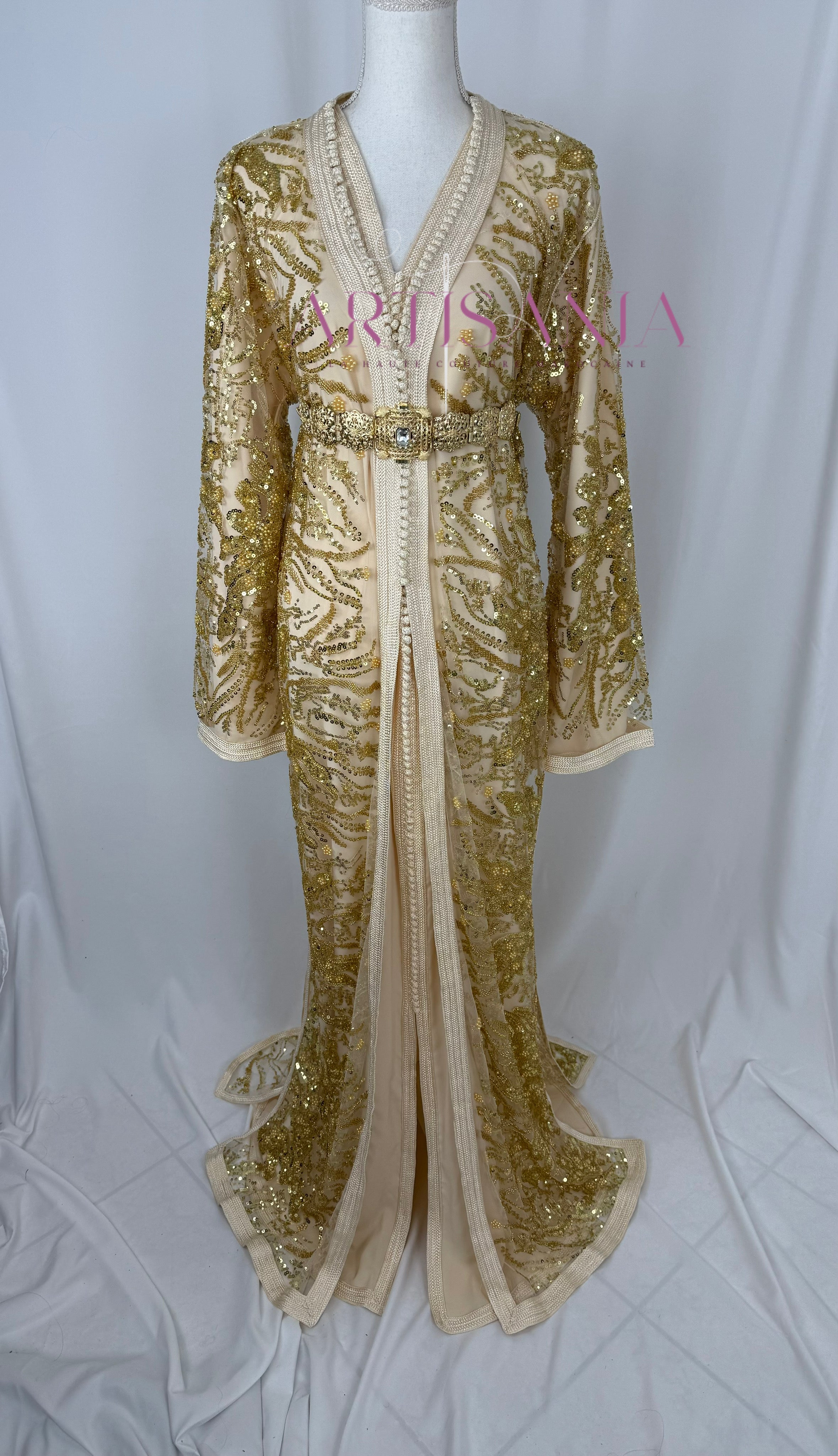 Takchita marocaine avec perles blanche et doré - modèle Tasnim