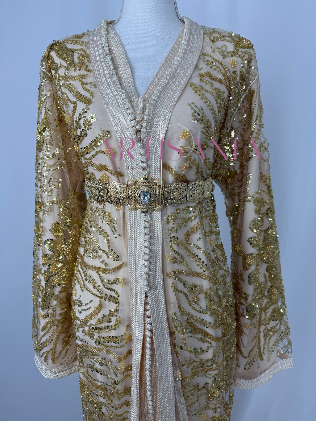 Takchita marocaine avec perles blanche et doré - modèle Tasnim