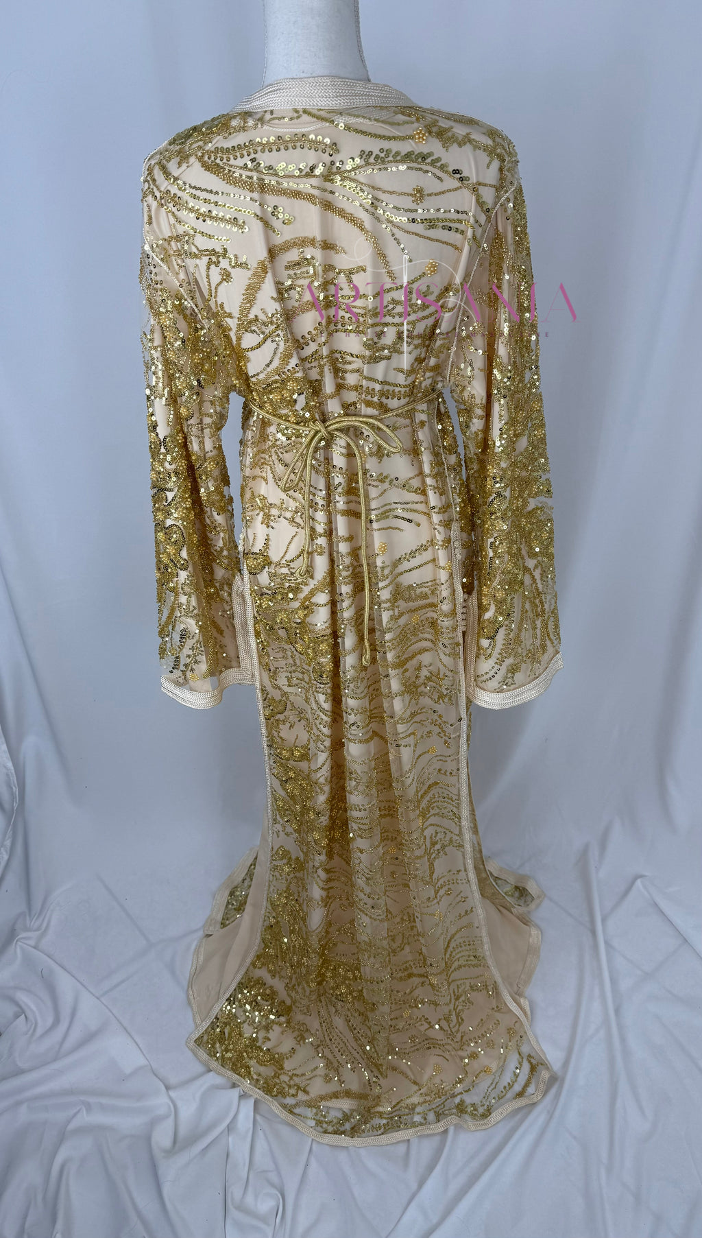 Takchita marocaine avec perles blanche et doré - modèle Tasnim