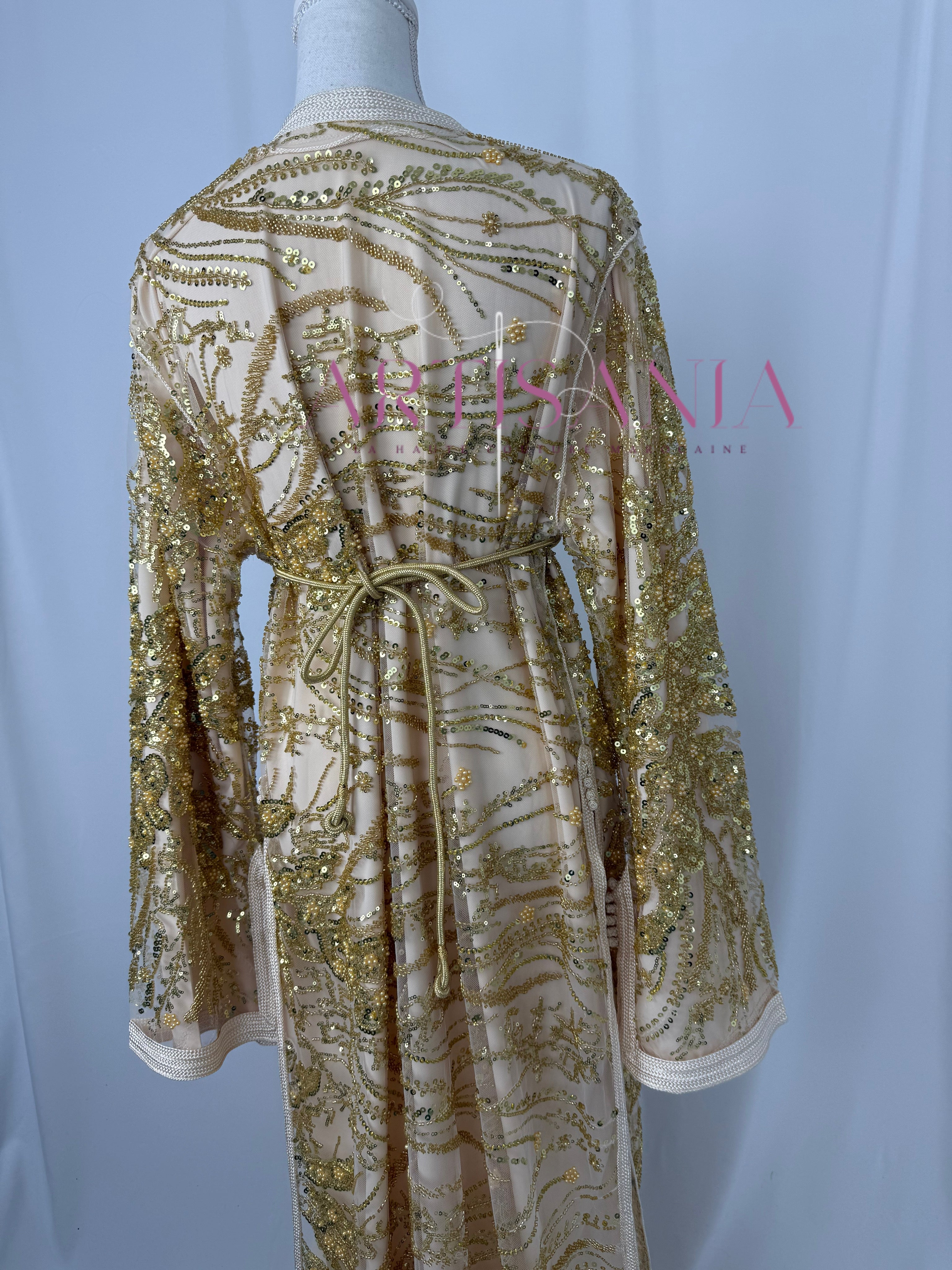 Takchita marocaine avec perles blanche et doré - modèle Tasnim