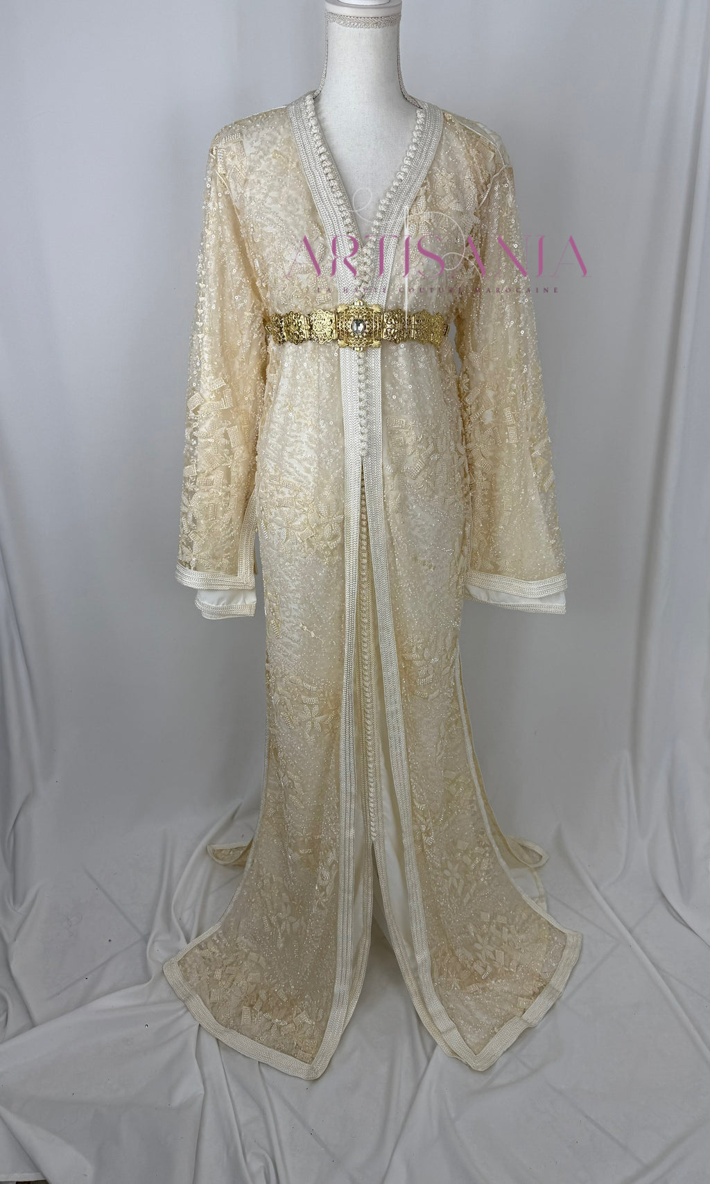 Takchita marocaine blanche avec des perles - modèle Nesrine 🤍