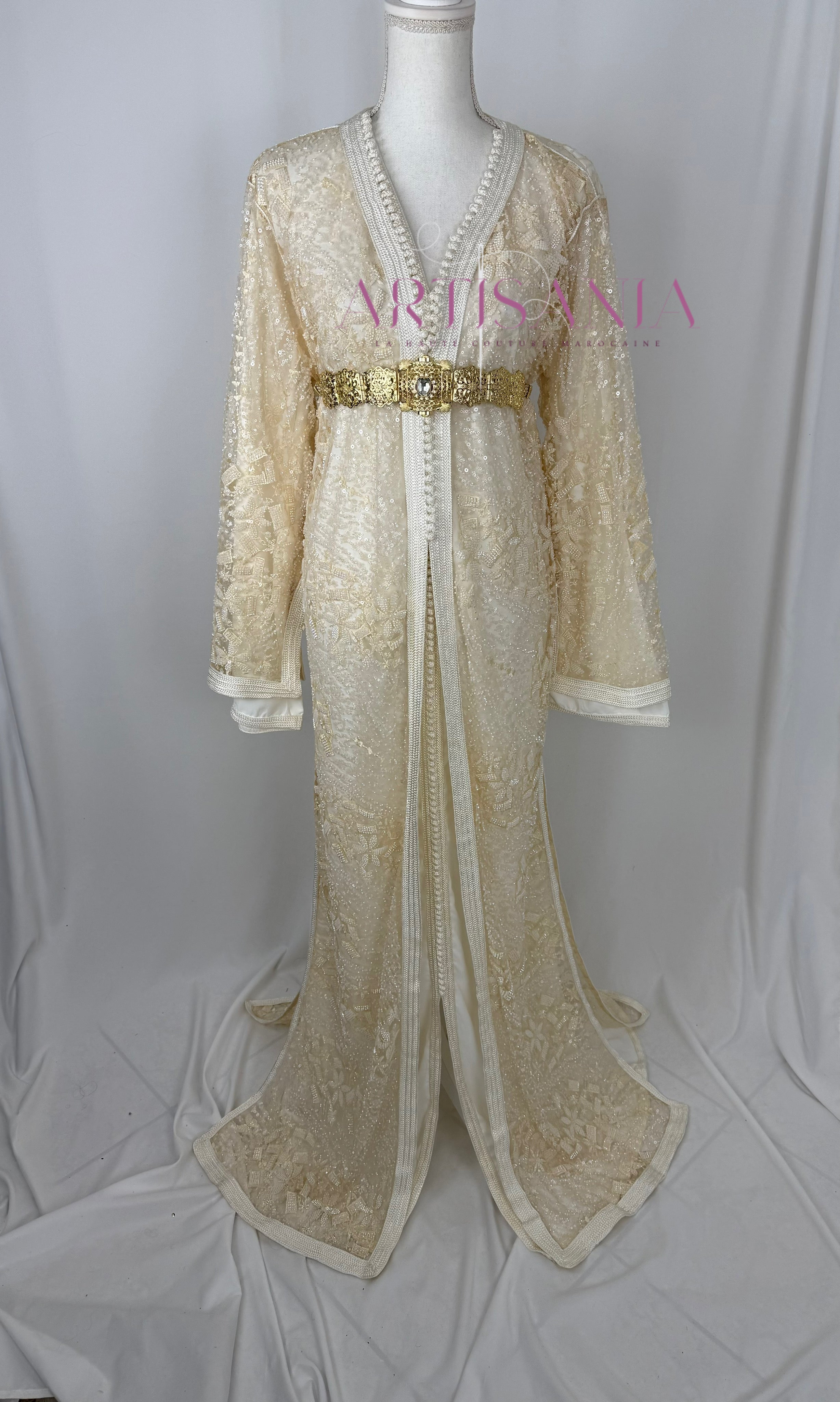 Takchita marocaine blanche avec des perles - modèle Nesrine 🤍