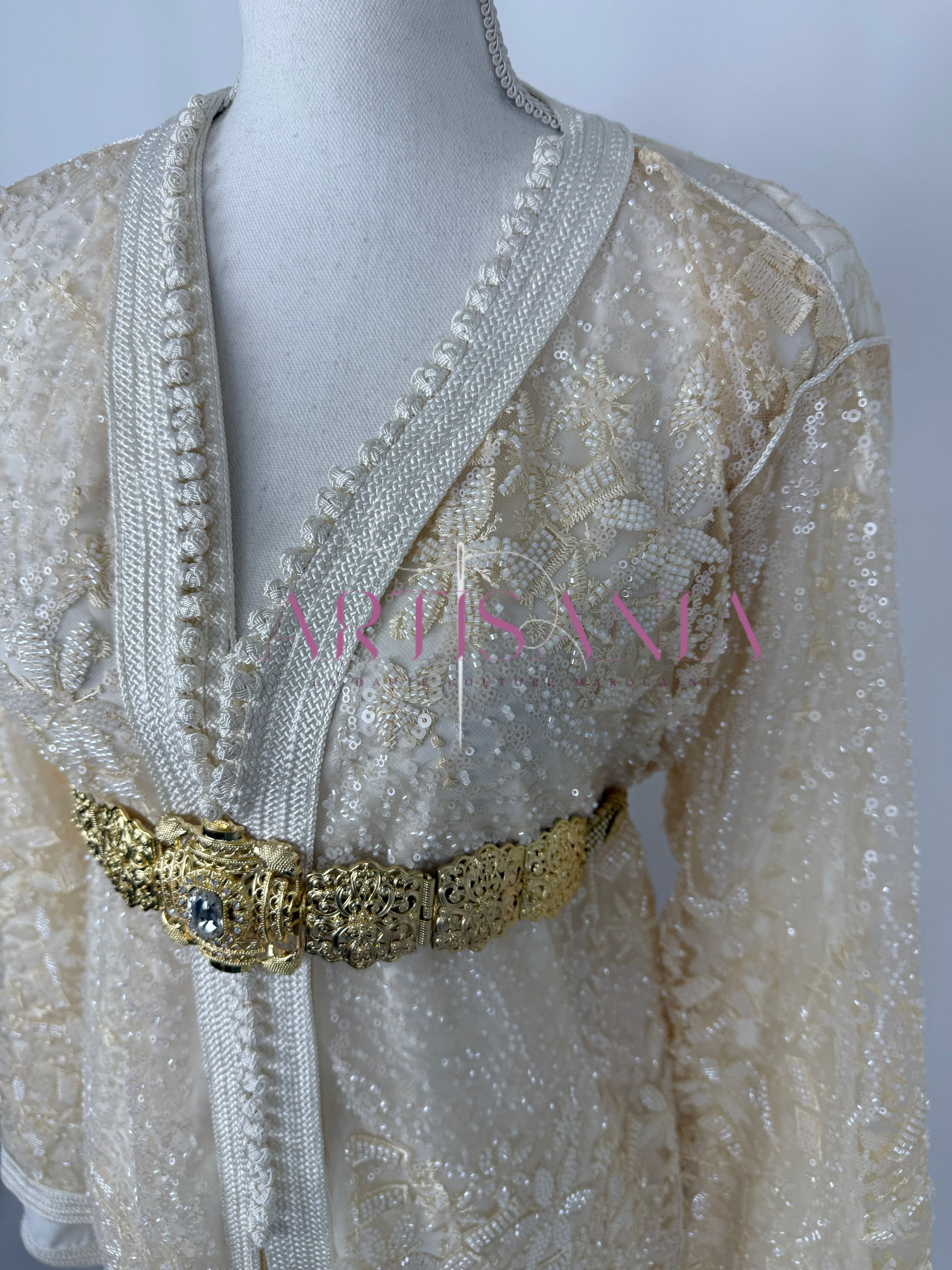 Takchita marocaine blanche avec des perles - modèle Nesrine 🤍