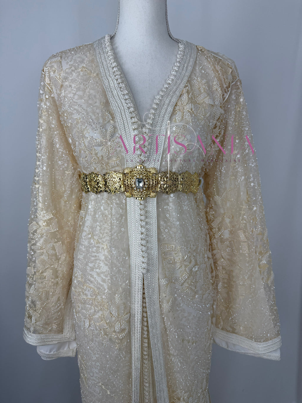 Takchita marocaine blanche avec des perles - modèle Nesrine 🤍