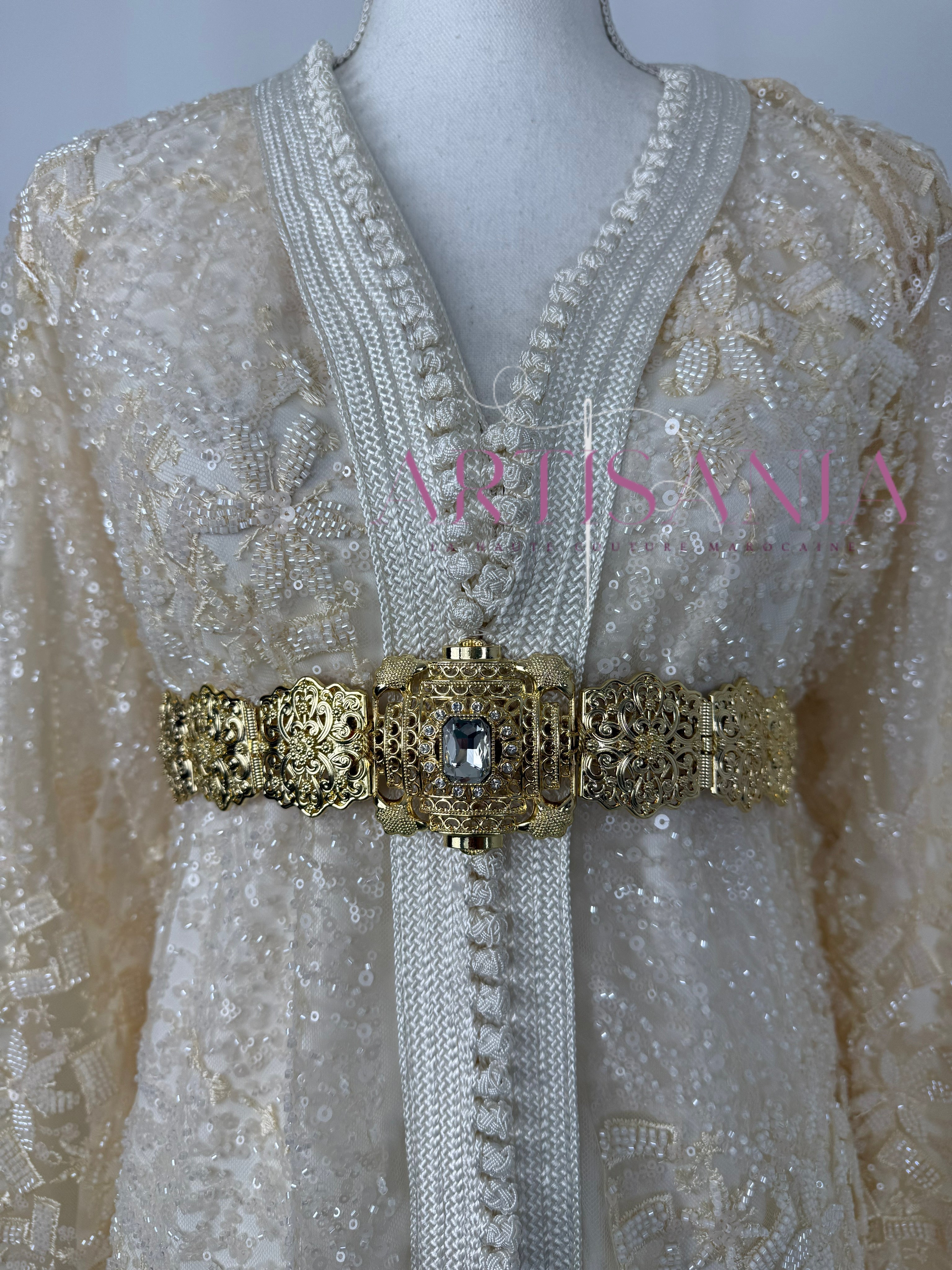 Takchita marocaine blanche avec des perles - modèle Nesrine 🤍