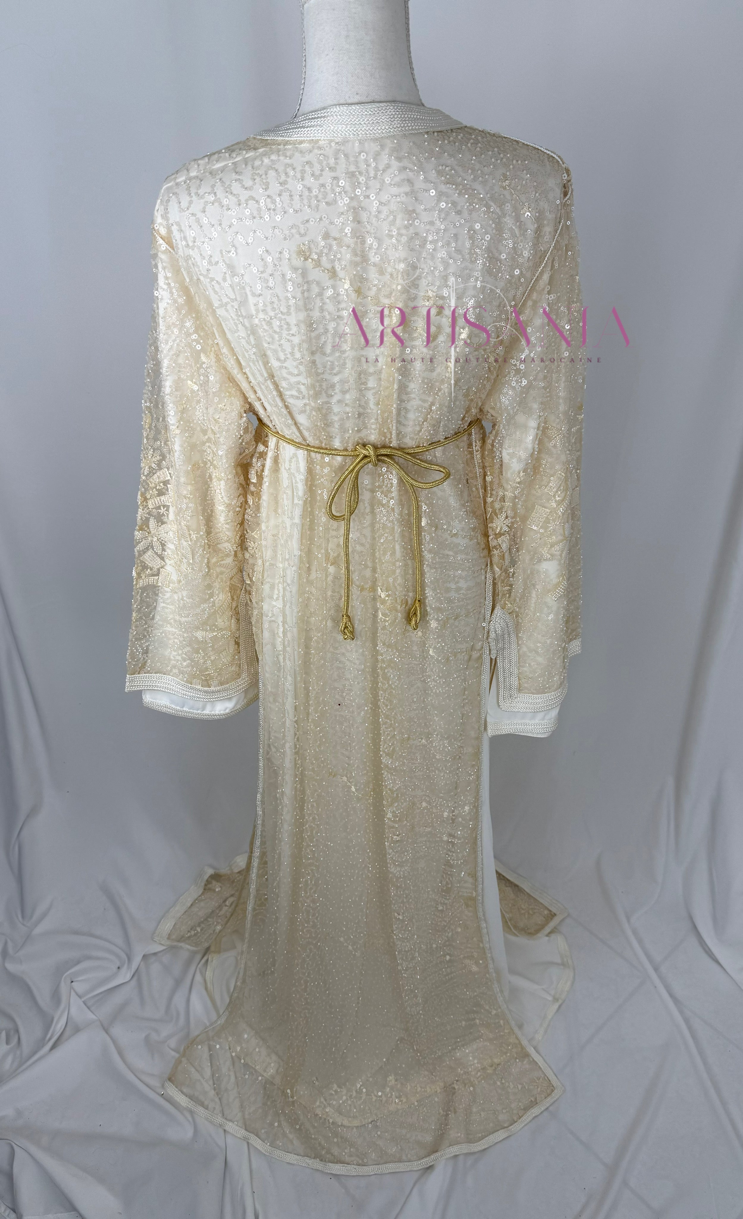 Takchita marocaine blanche avec des perles - modèle Nesrine 🤍