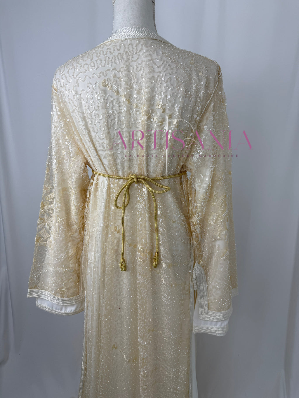 Takchita marocaine blanche avec des perles - modèle Nesrine 🤍