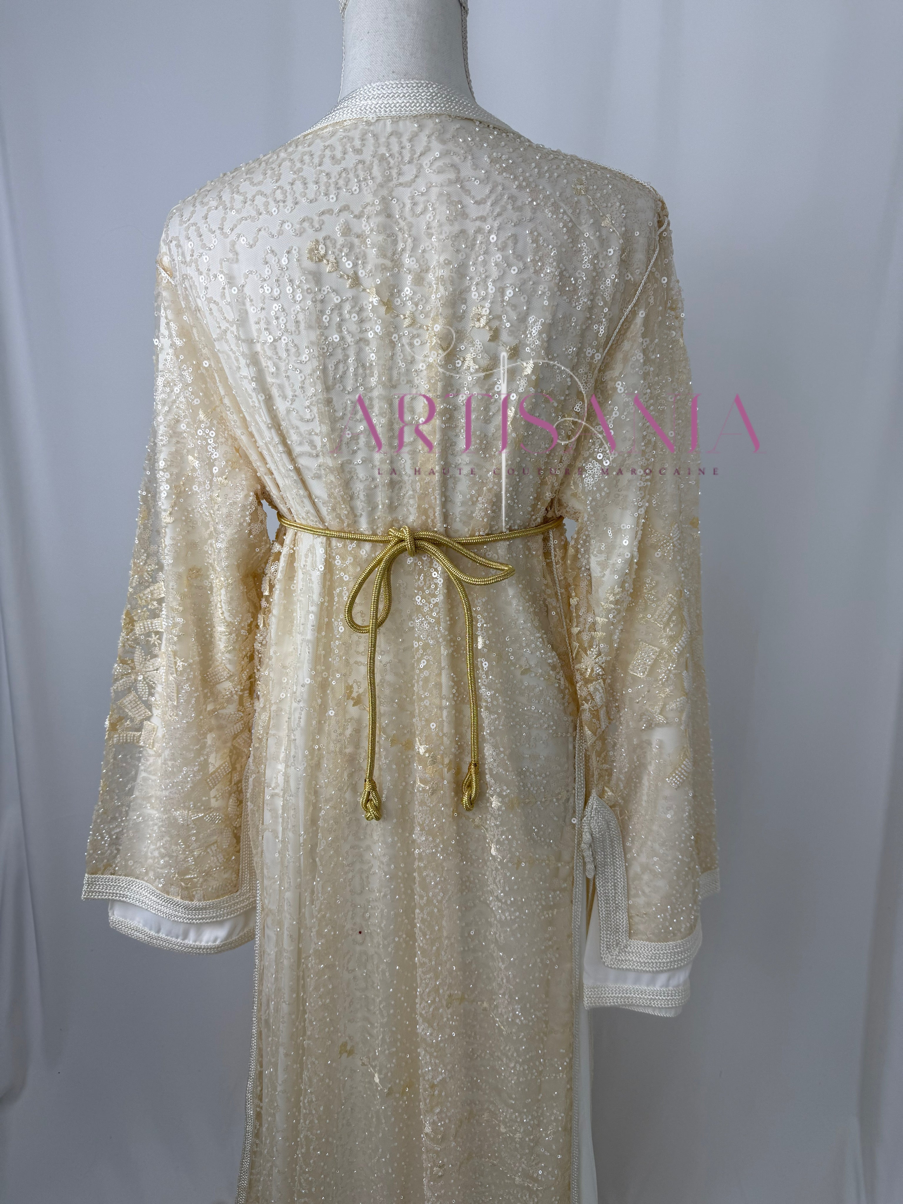 Takchita marocaine blanche avec des perles - modèle Nesrine 🤍