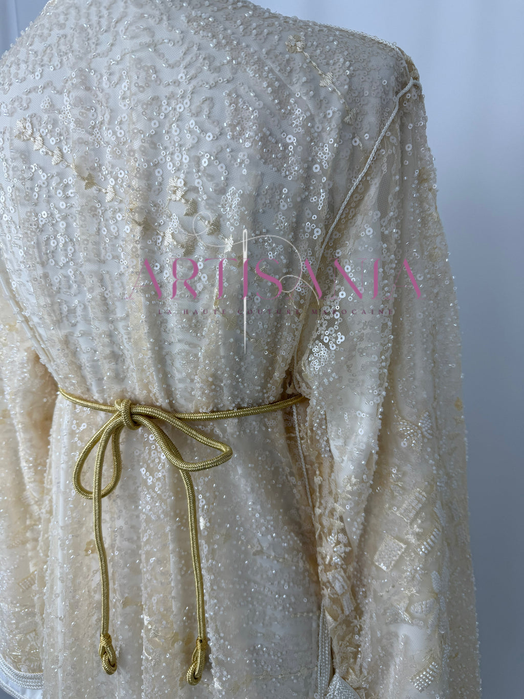 Takchita marocaine blanche avec des perles - modèle Nesrine 🤍