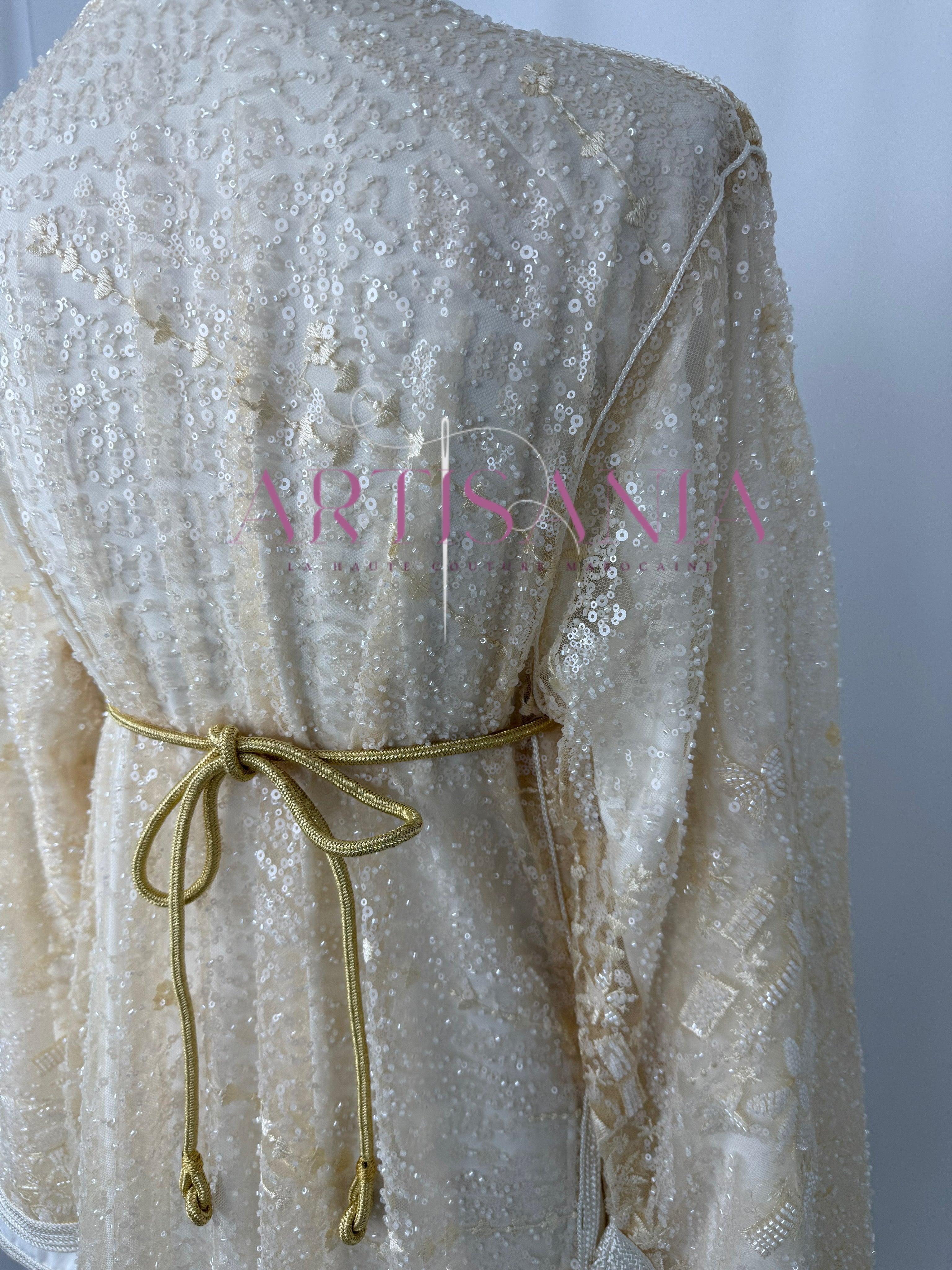 Takchita marocaine blanche avec des perles - modèle Nesrine 🤍