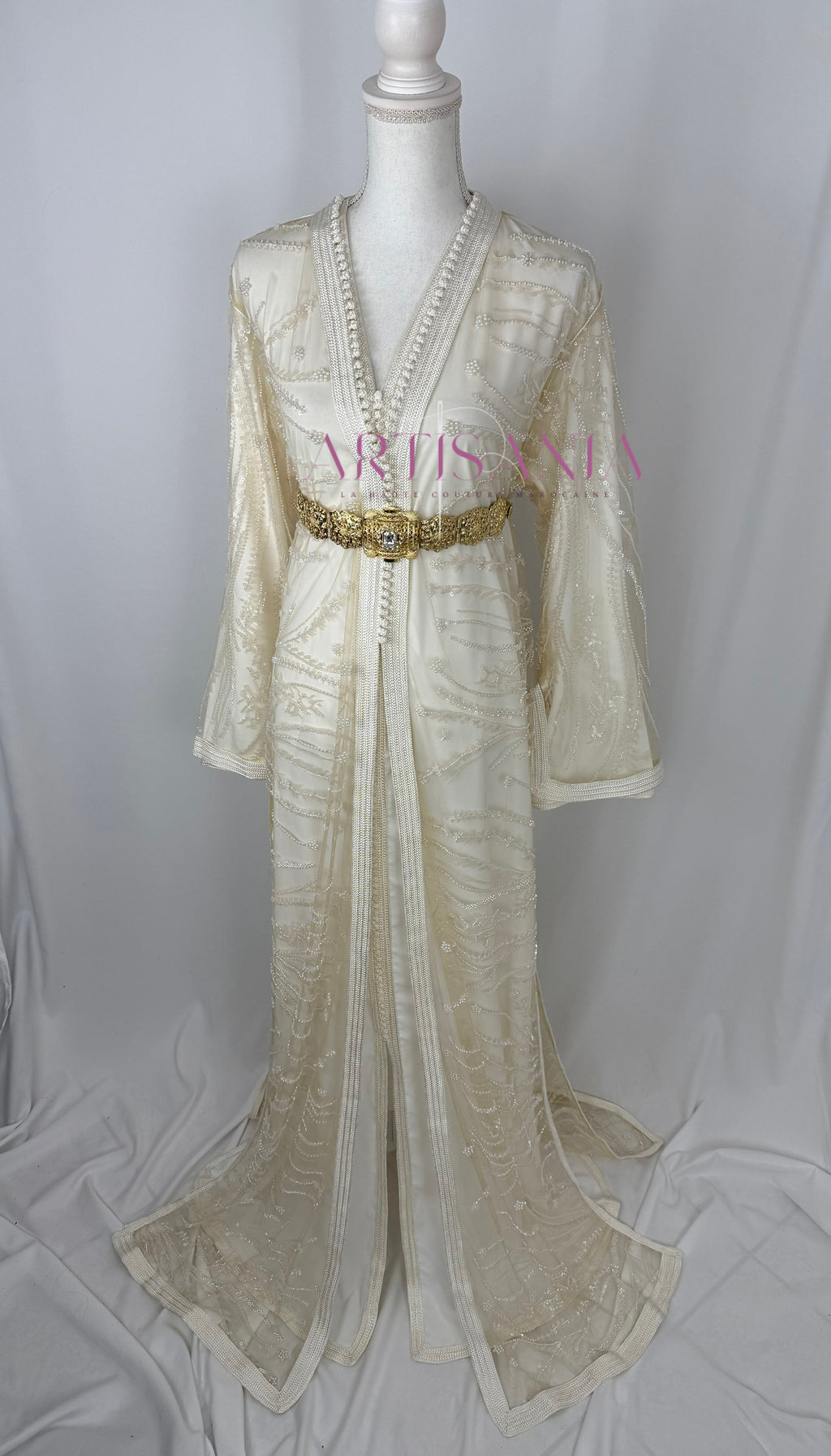 Takchita marocaine blanche avec des perles - modèle Nesrine 🤍