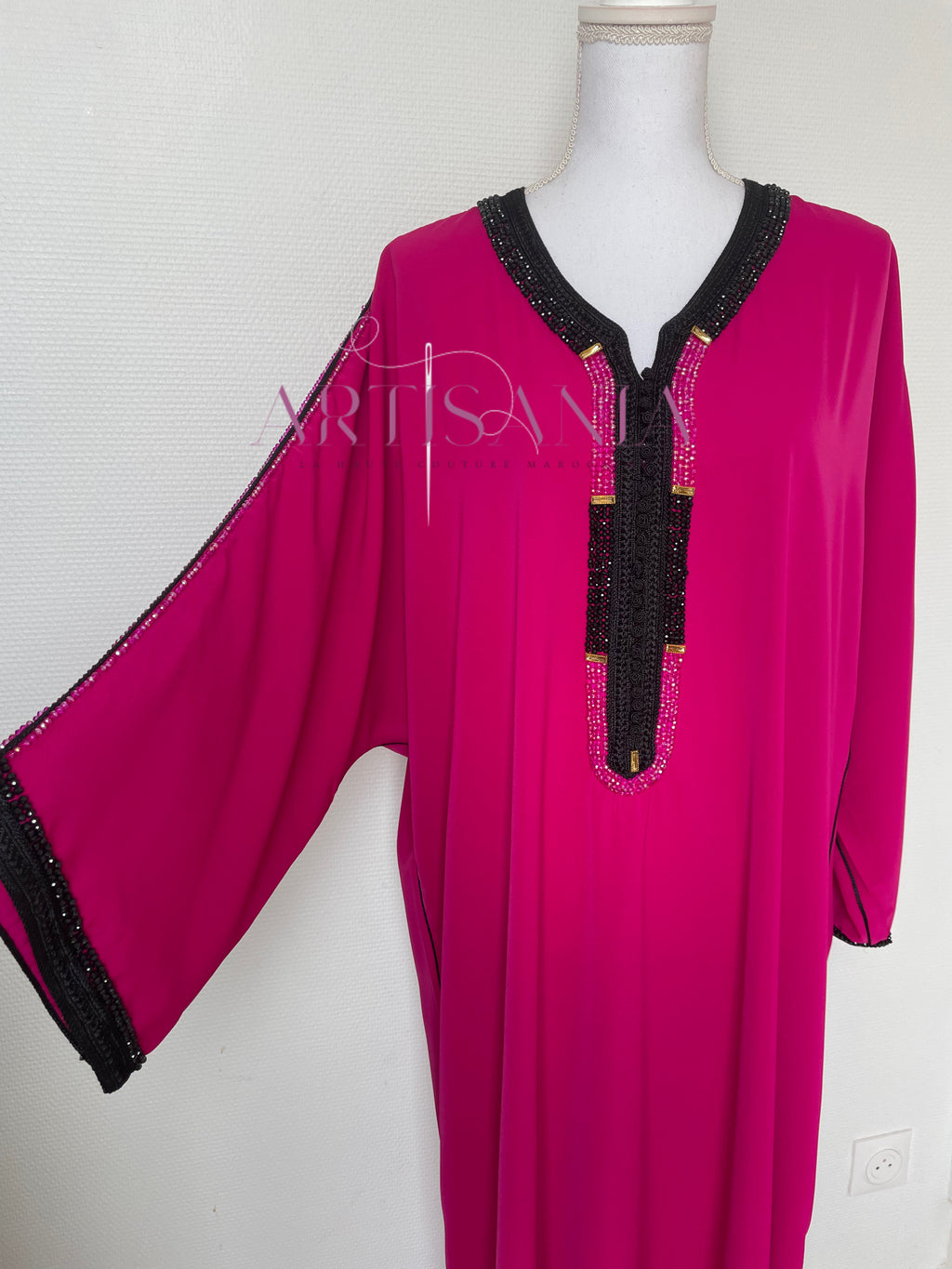 Gandoura faite main avec perles – Collection Loubna 🖤✨