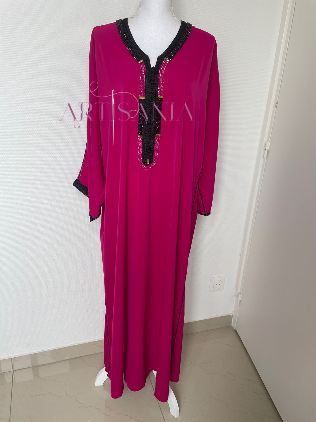 Gandoura faite main avec perles – Collection Loubna 🖤✨