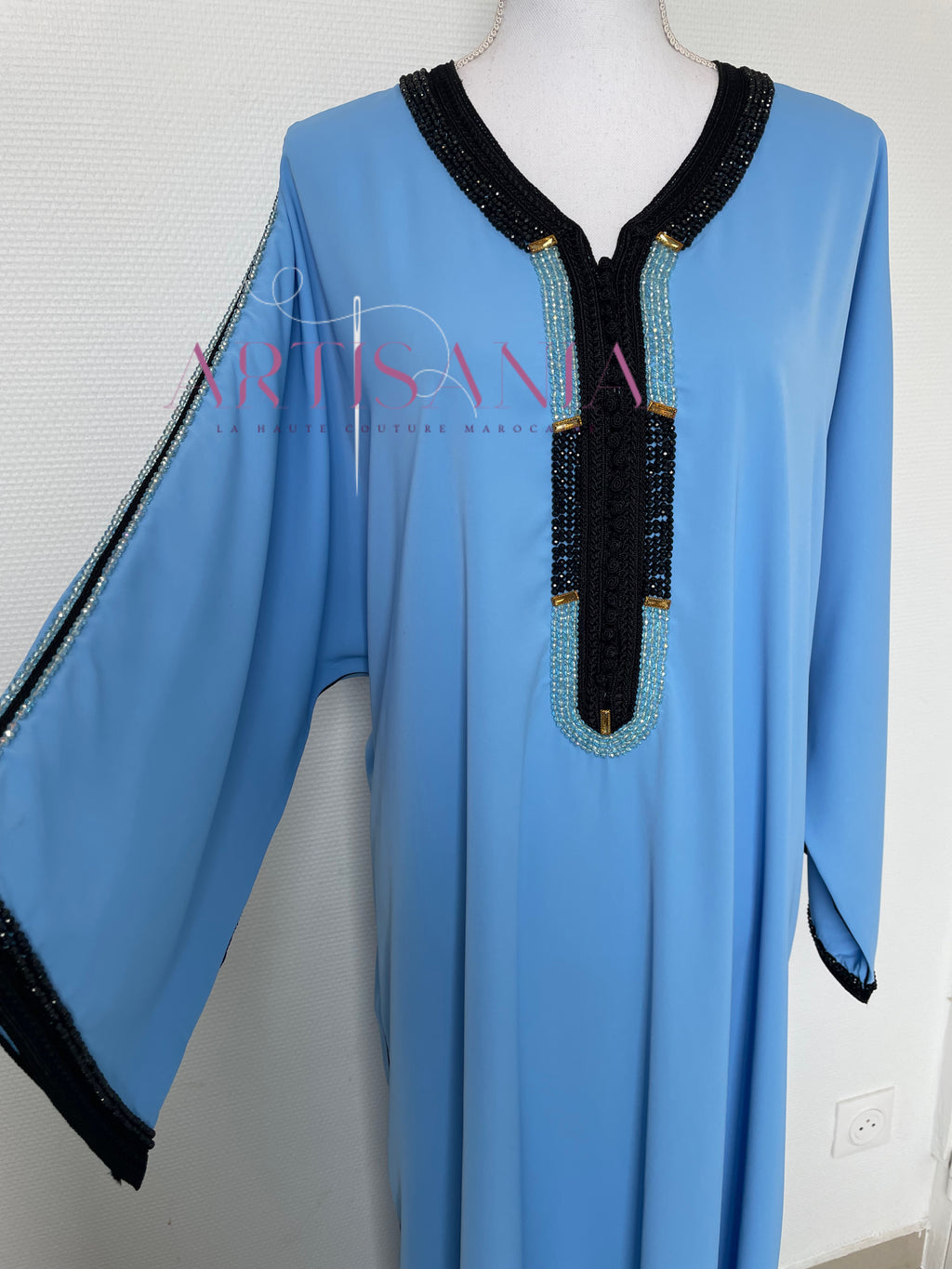 Gandoura faite main avec perles – Collection Loubna 🖤✨